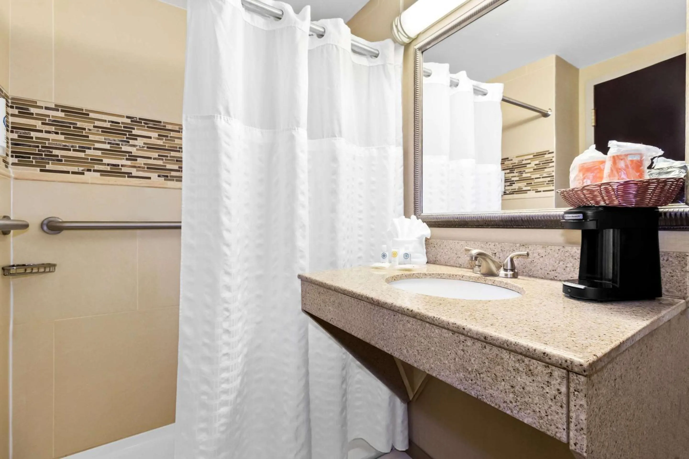 Bedroom in Comfort Suites Lumberton North