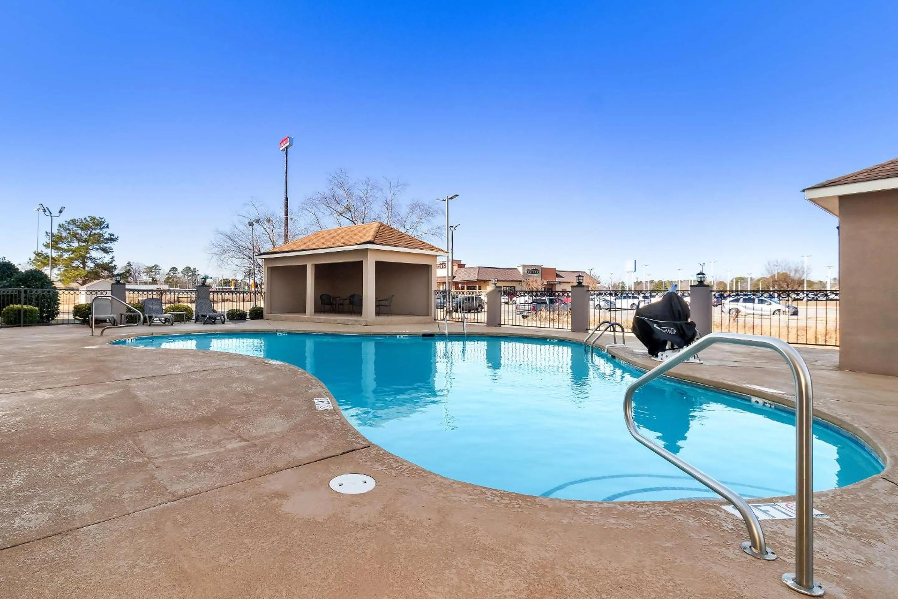 Swimming pool in Comfort Suites Lumberton North