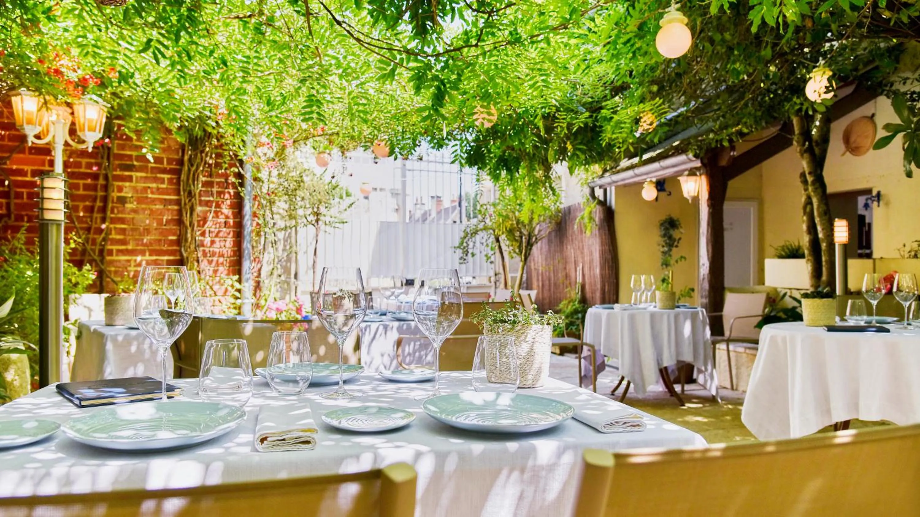 Patio in Logis Hôtels Restaurant La Mère Hamard