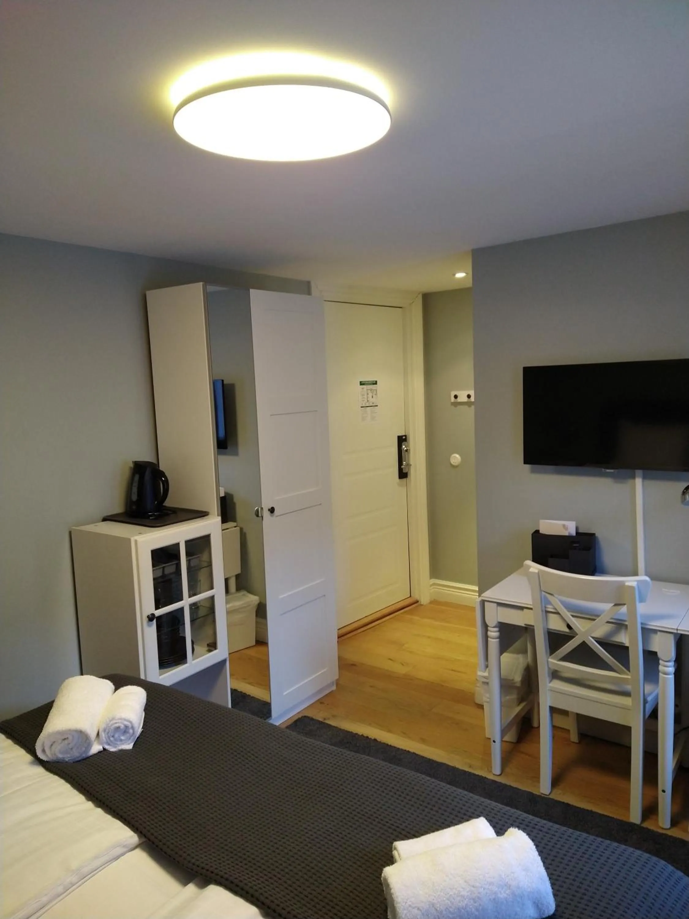 Property building, Bed in Continental Apartment Hotel Helsingborg