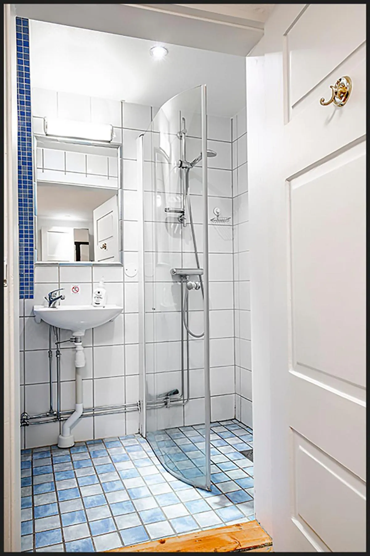 Shower in Continental Apartment Hotel Helsingborg