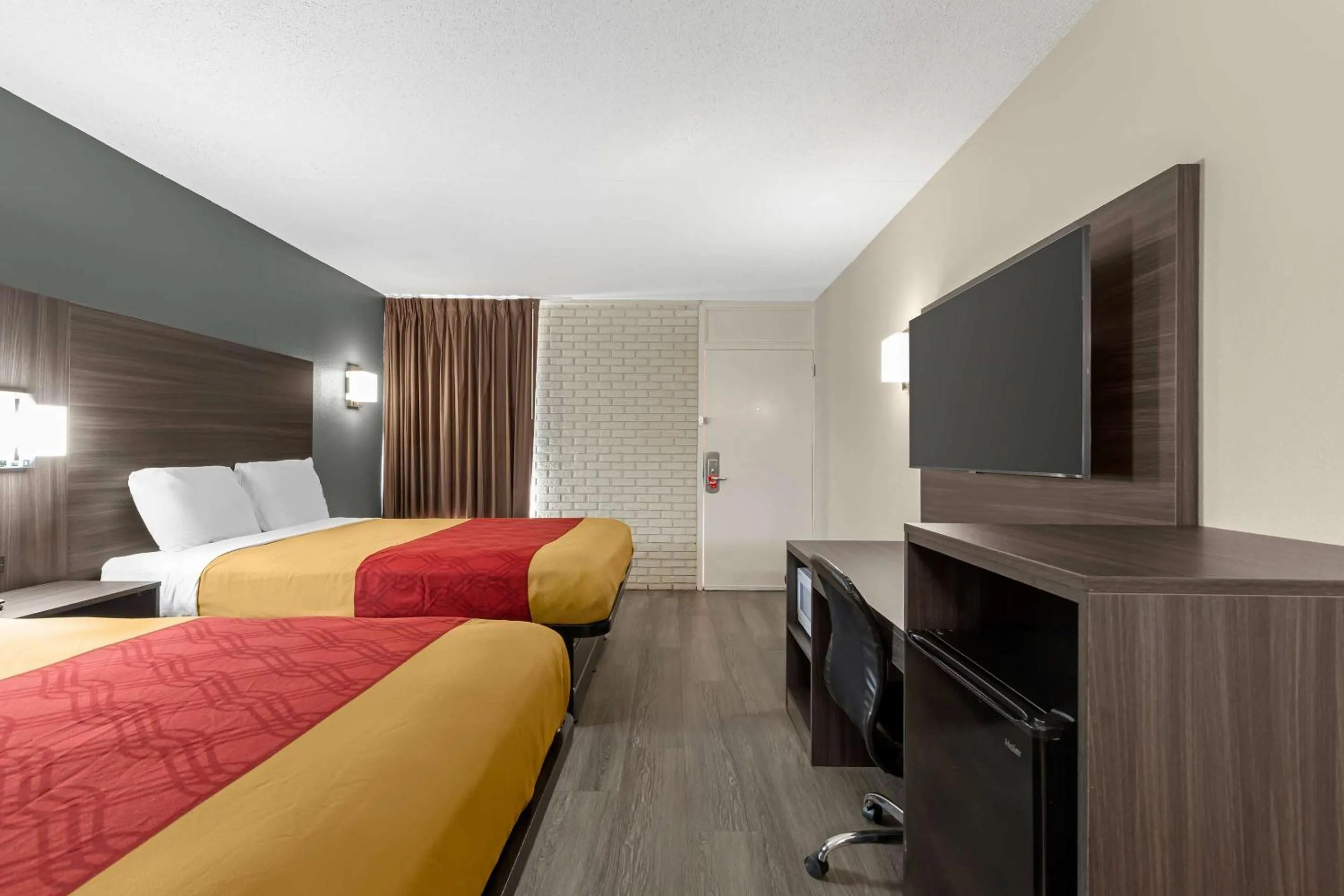 Bedroom, Bed in Econo Lodge Creedmoor - Butner