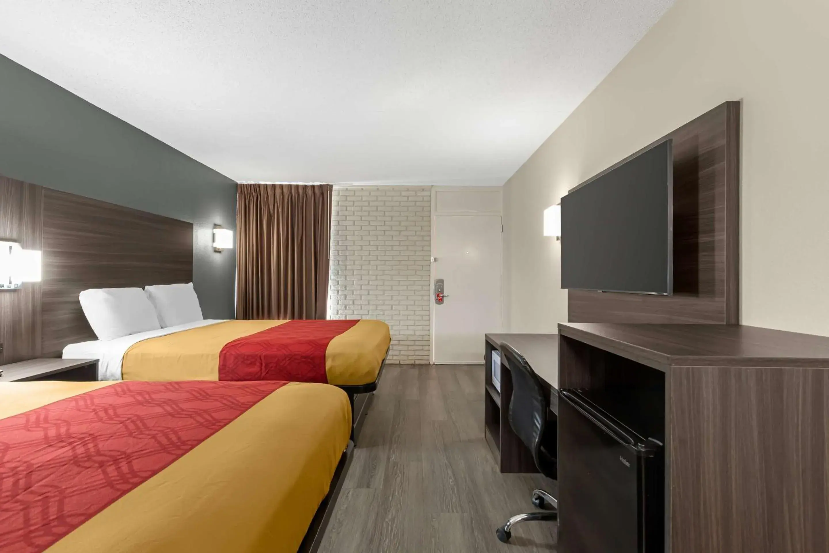 Double Room with Two Double Beds - Non-Smoking in Econo Lodge Double Room with Two Double Beds - Non-Smoking in Econo Lodge