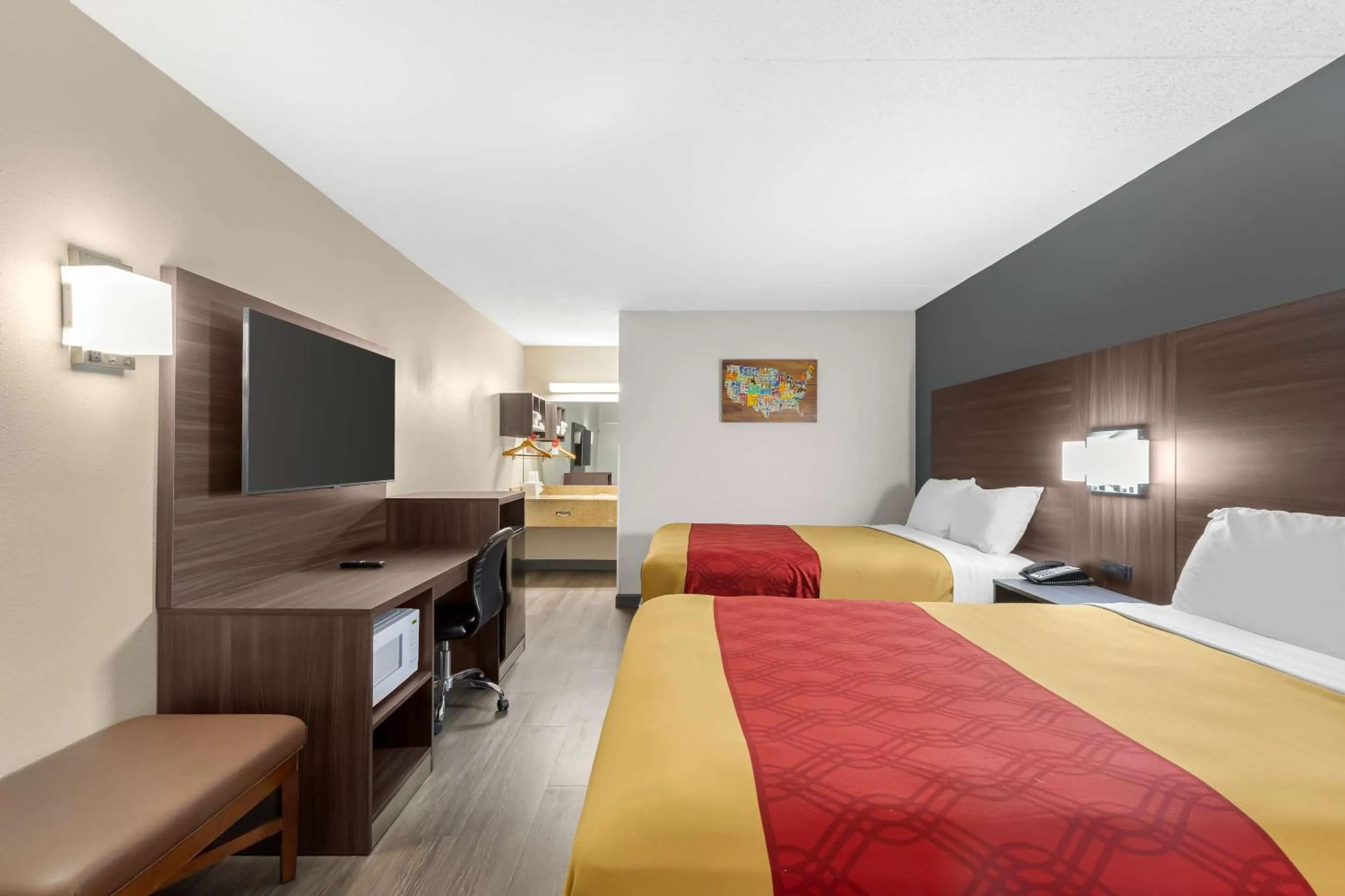 Bedroom, Bed in Econo Lodge Creedmoor - Butner