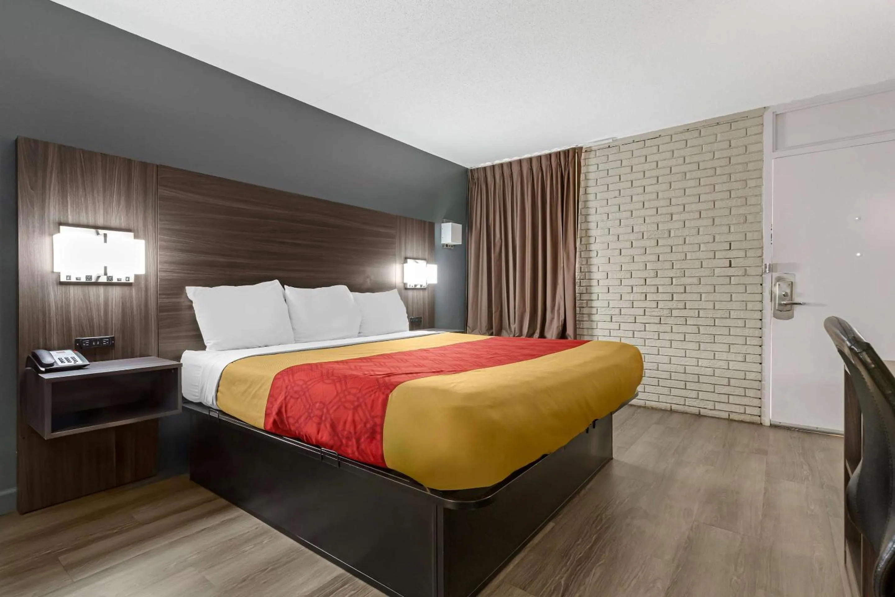 Bedroom, Bed in Econo Lodge Creedmoor - Butner