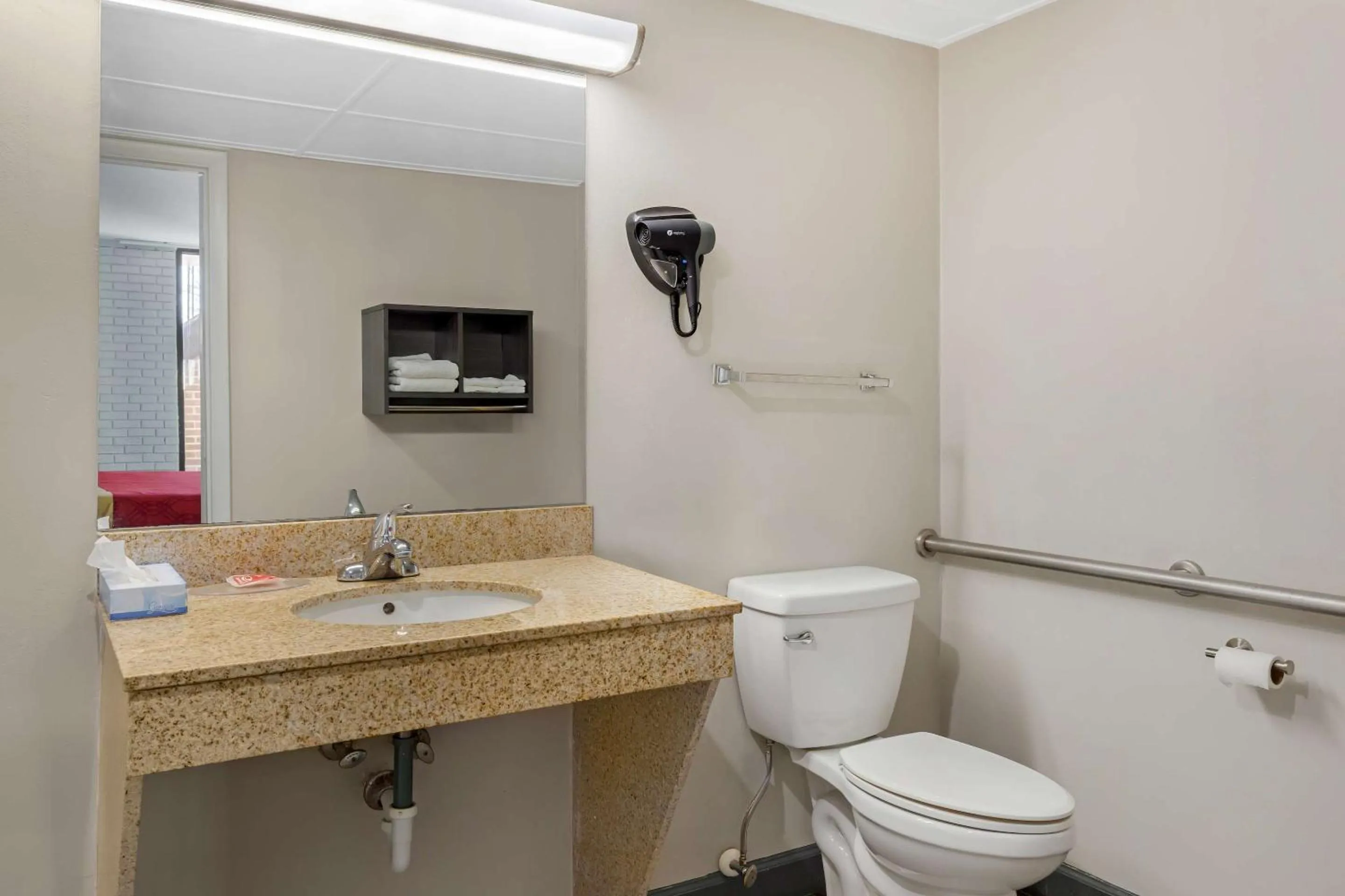 Bedroom in Econo Lodge Creedmoor - Butner