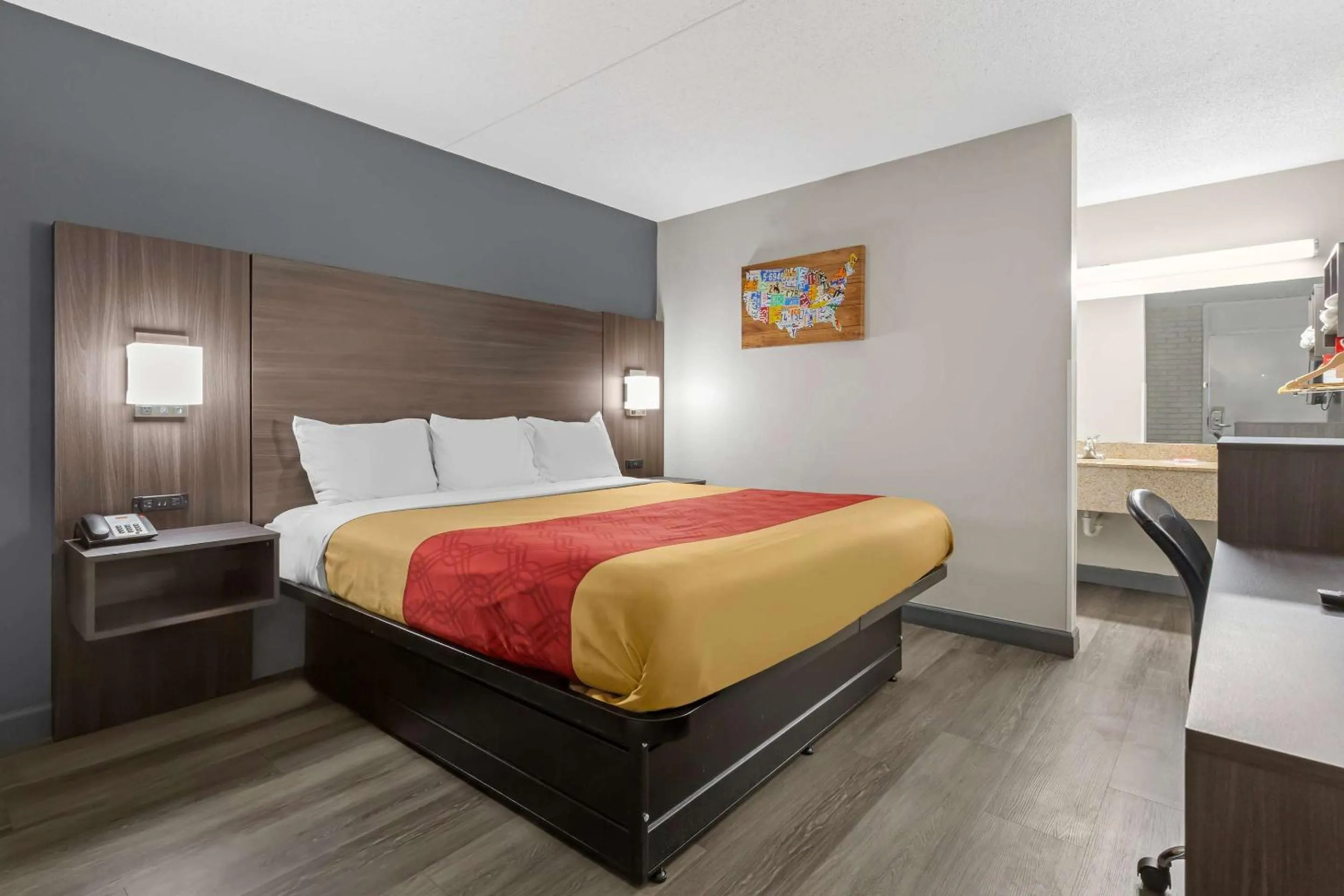 Bedroom, Bed in Econo Lodge Creedmoor - Butner