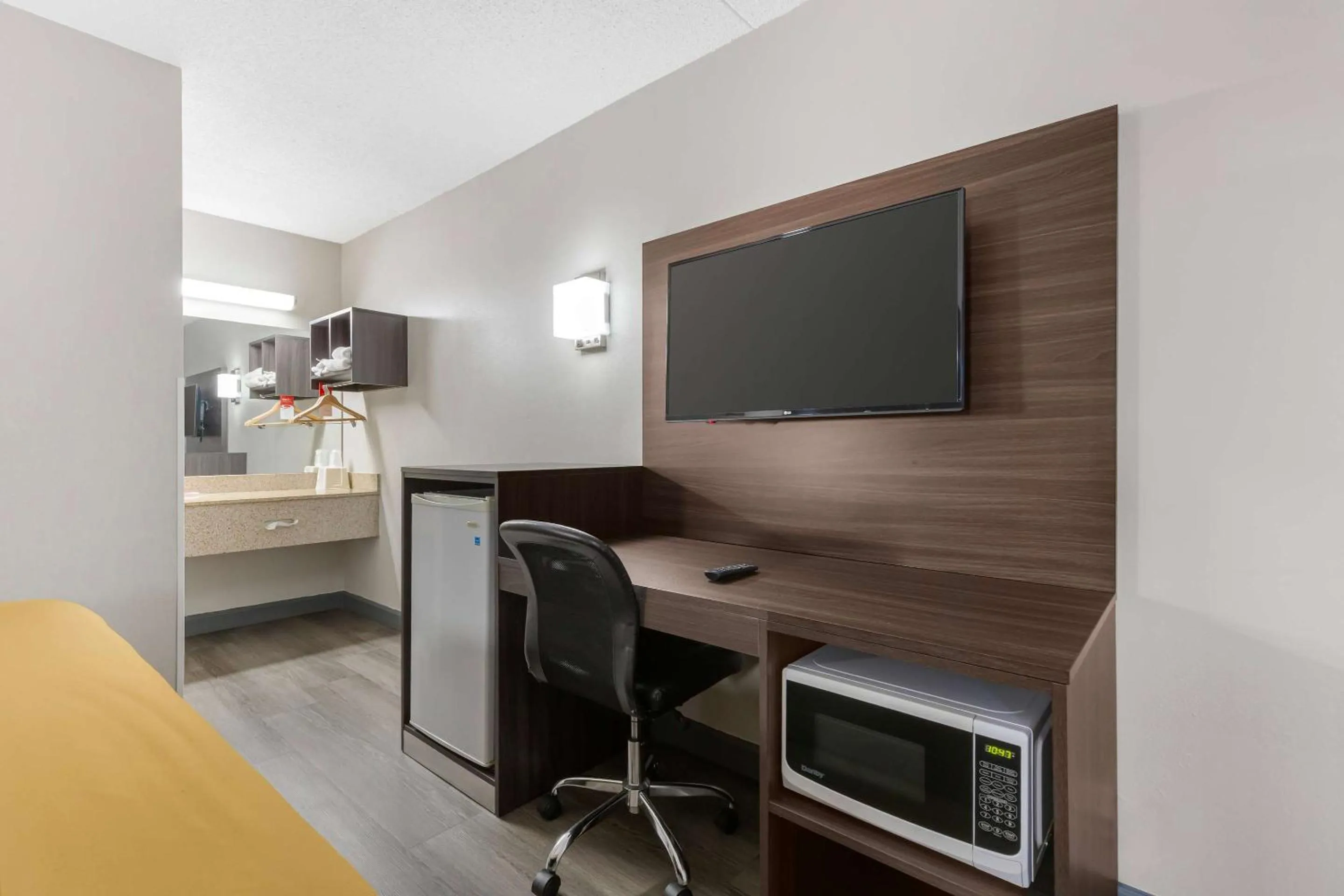 Bedroom in Econo Lodge Creedmoor - Butner