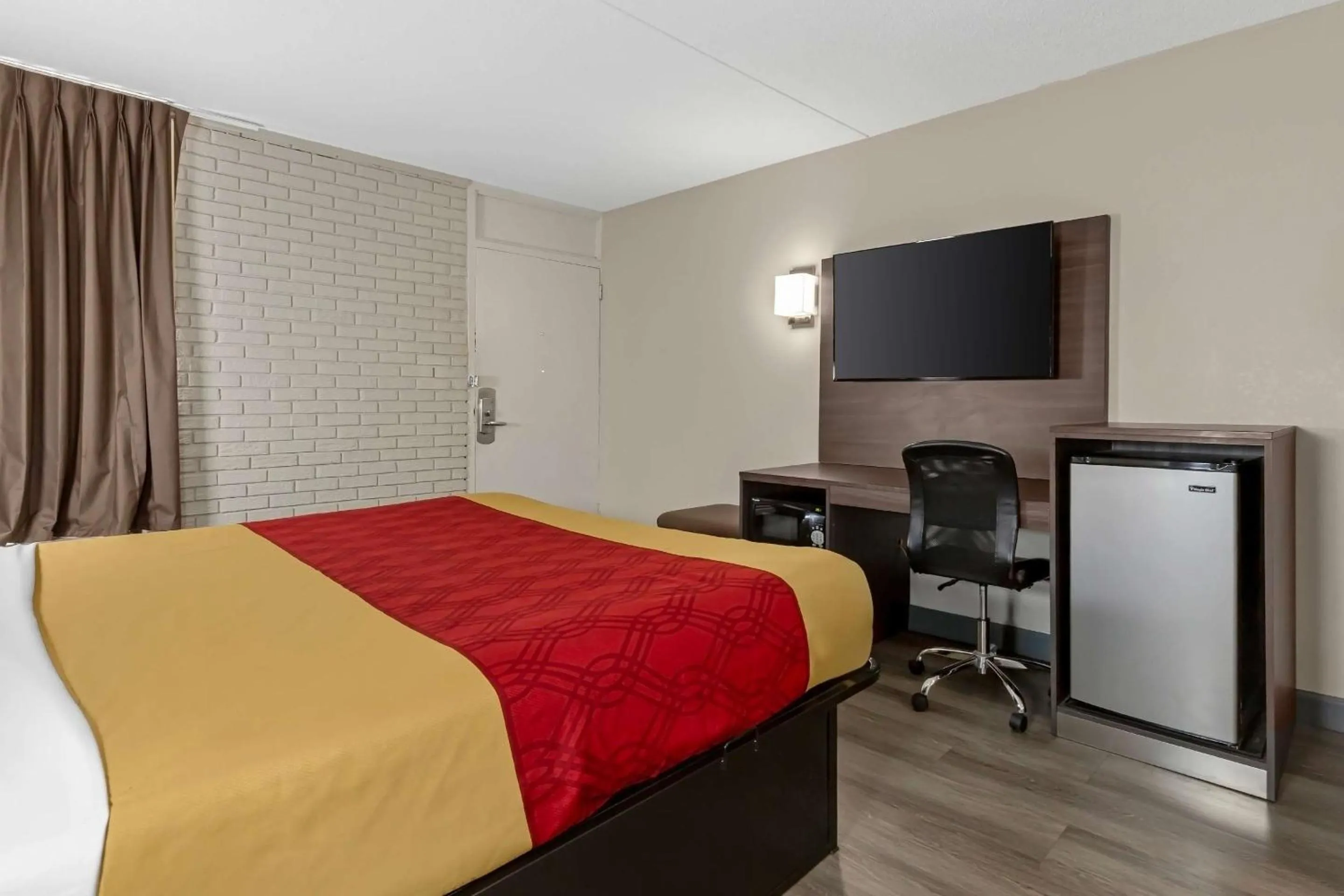 Bedroom, Bed in Econo Lodge Creedmoor - Butner