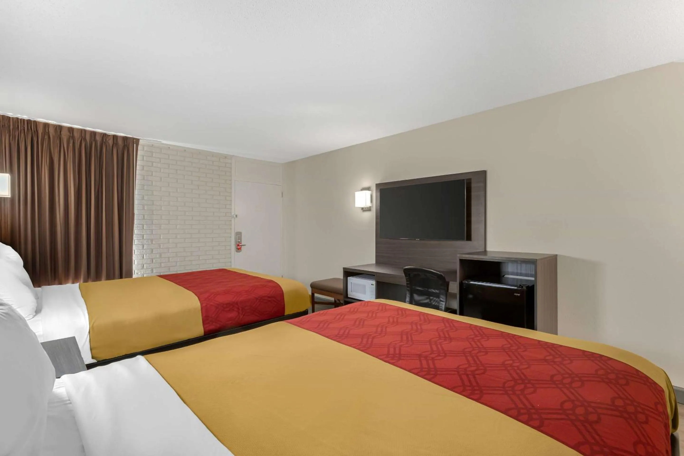 Bedroom, Bed in Econo Lodge Creedmoor - Butner