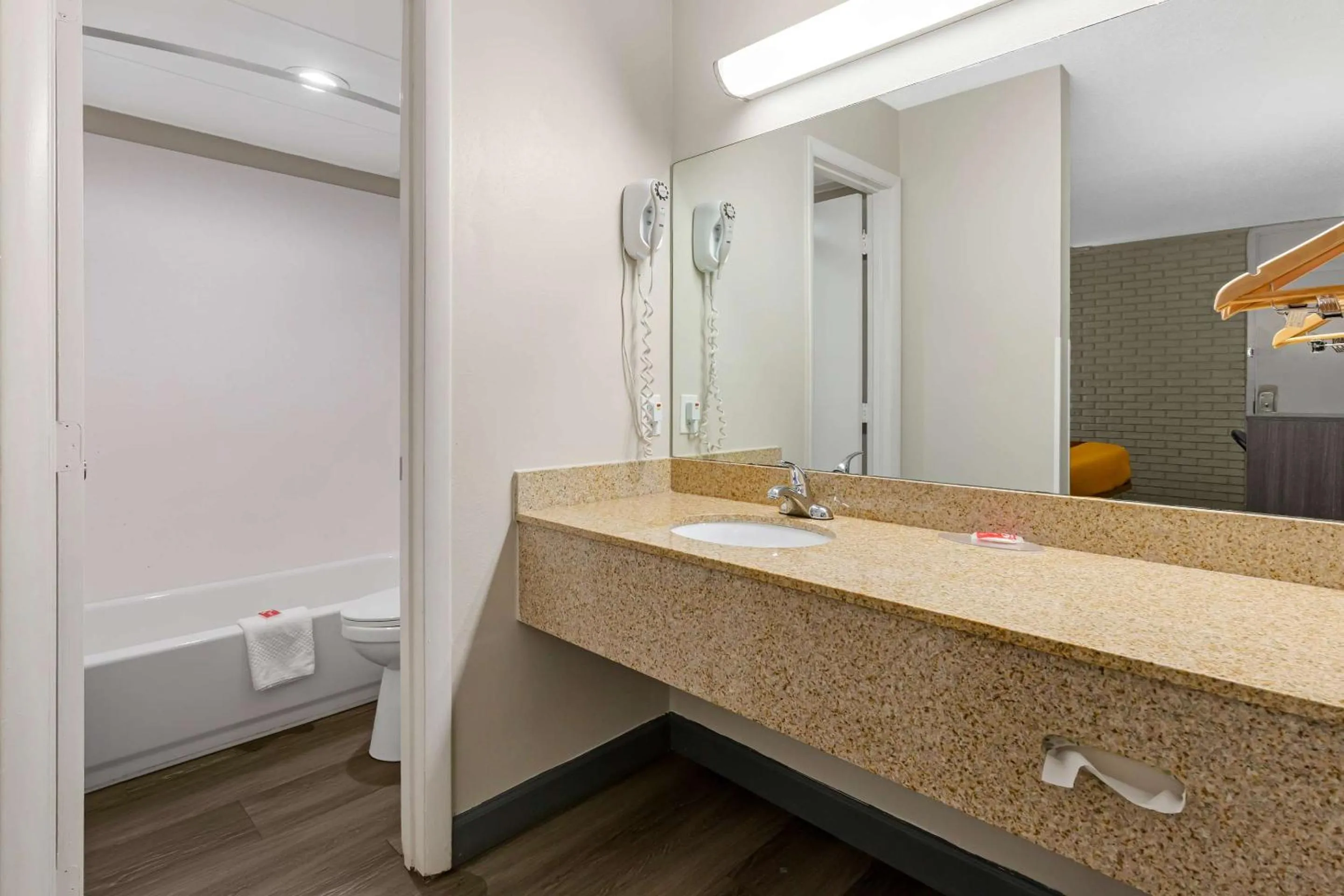 Bedroom in Econo Lodge Creedmoor - Butner