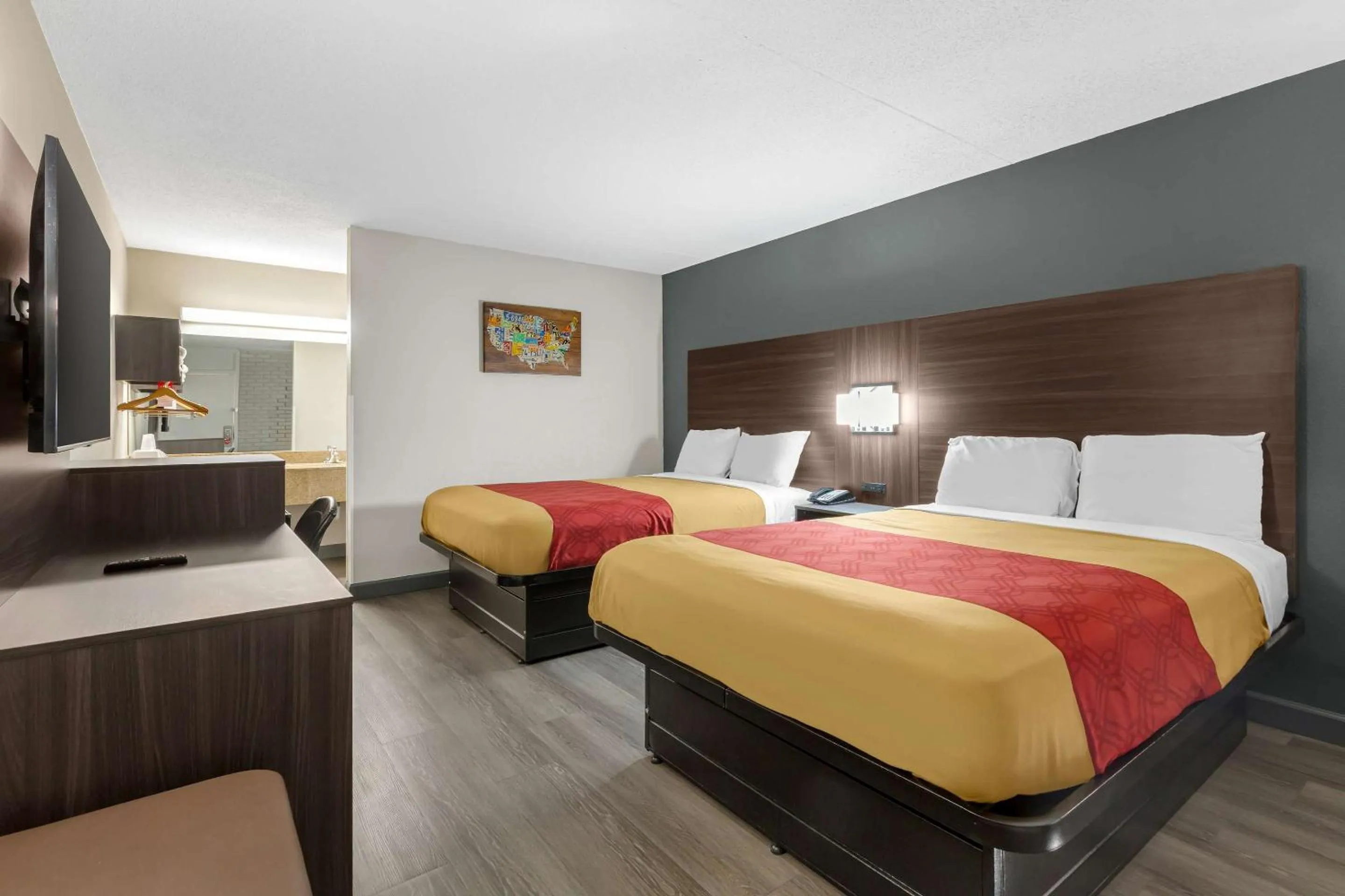 Bedroom, Bed in Econo Lodge Creedmoor - Butner