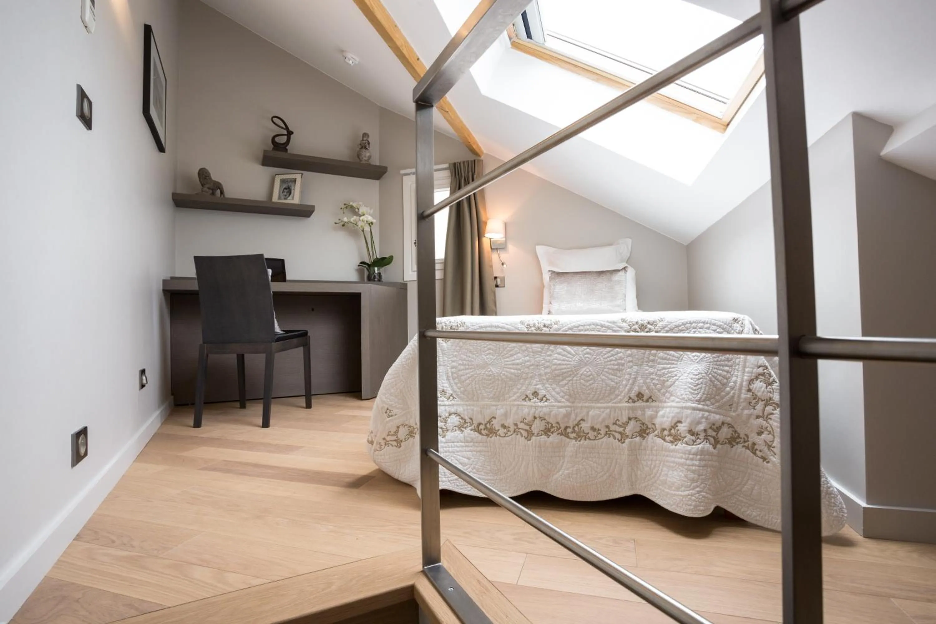 Bedroom, Bed in Hôtel Roi de Sicile - Rivoli