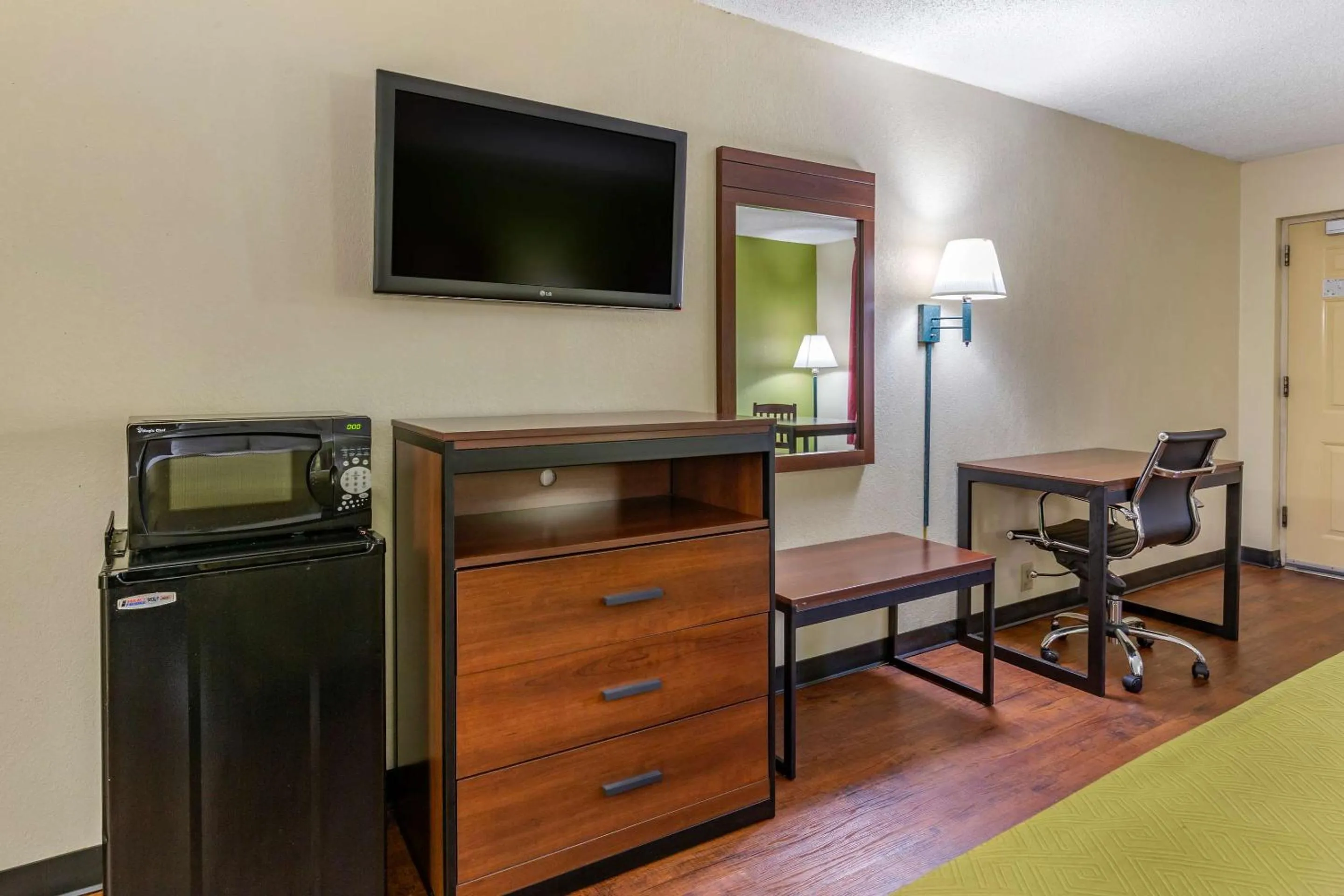 Bedroom in Econo Lodge Fayetteville I-95