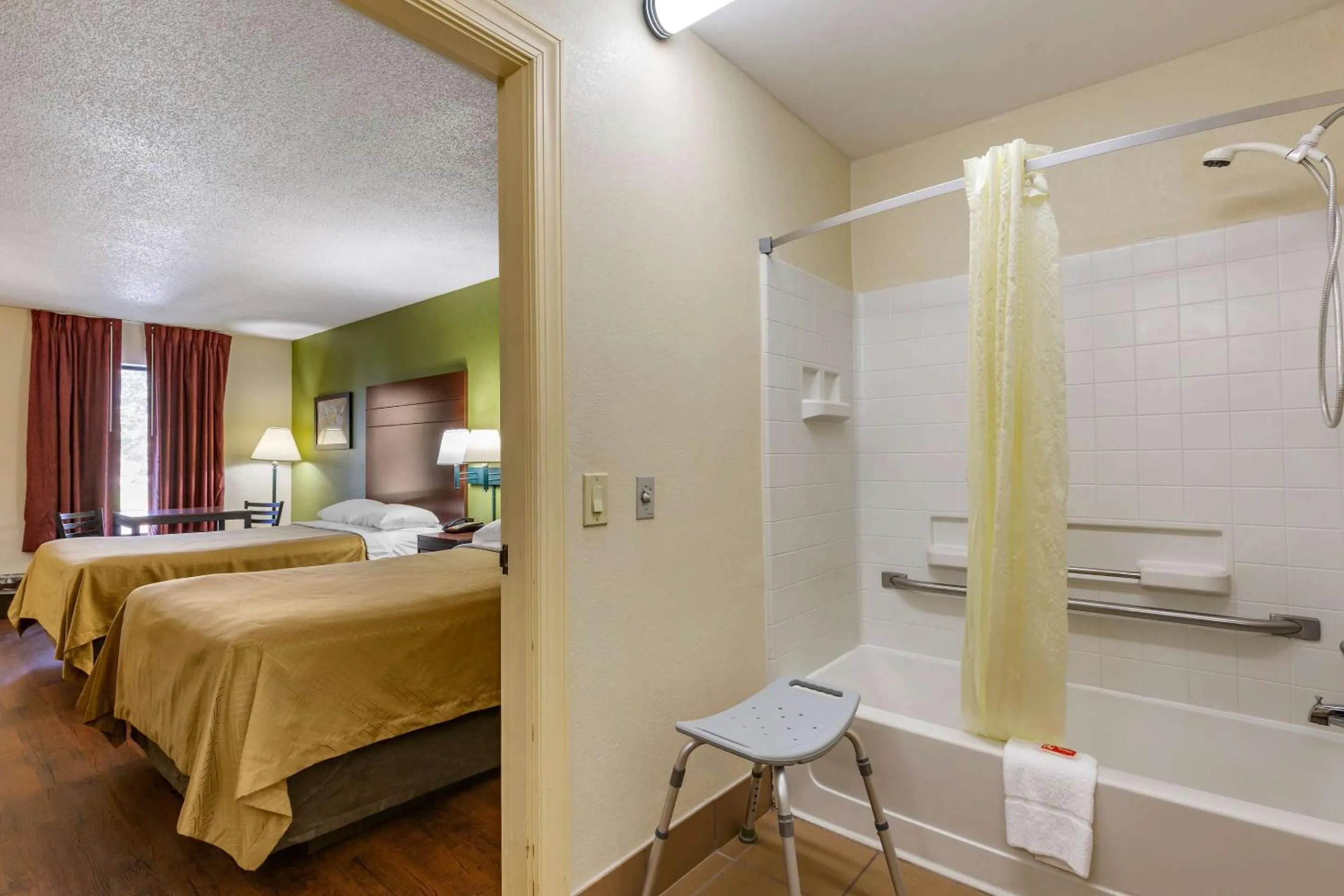 Bedroom, Bed in Econo Lodge Fayetteville I-95