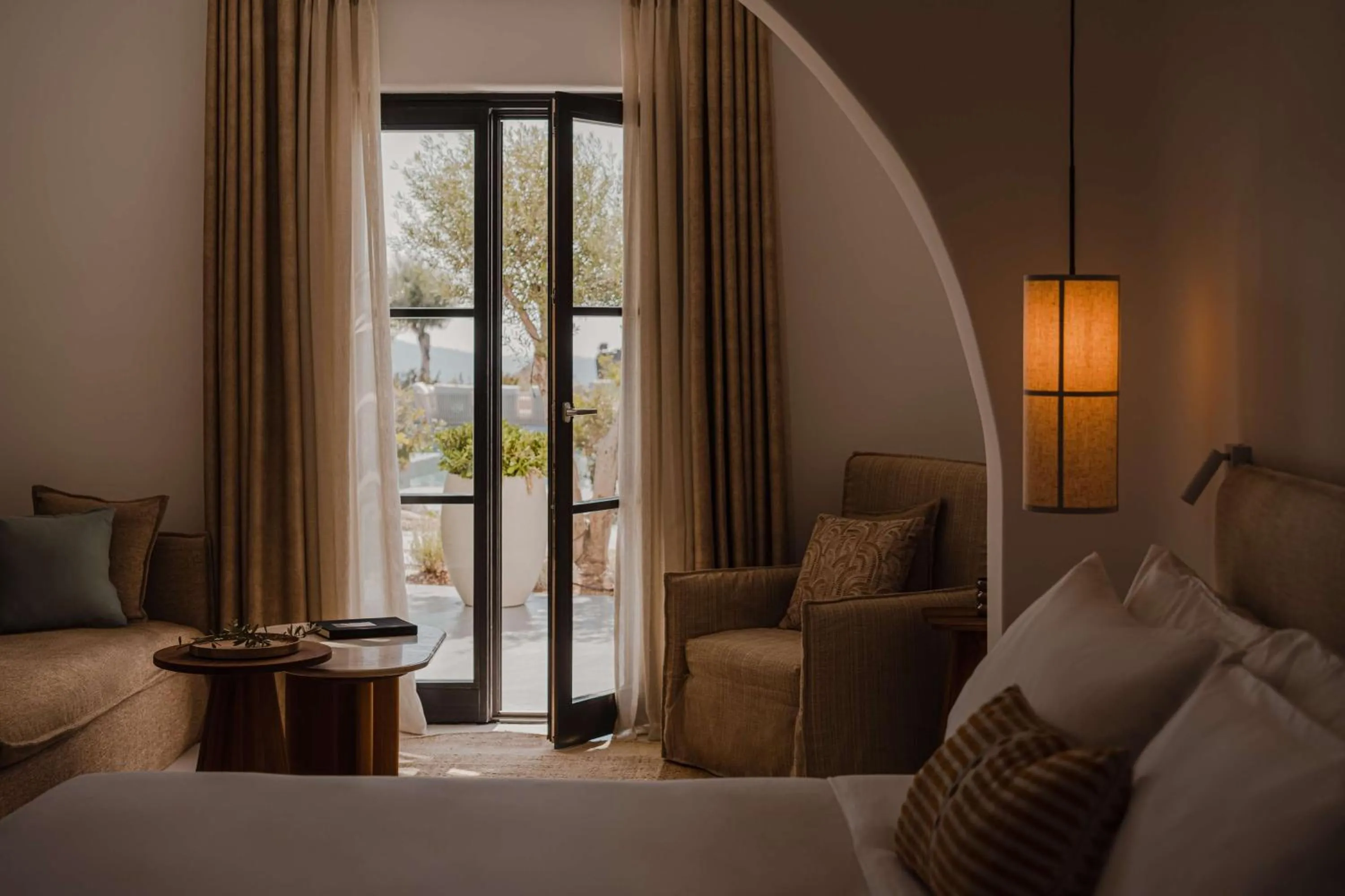 Photo of the whole room in Nobu Hotel Santorini