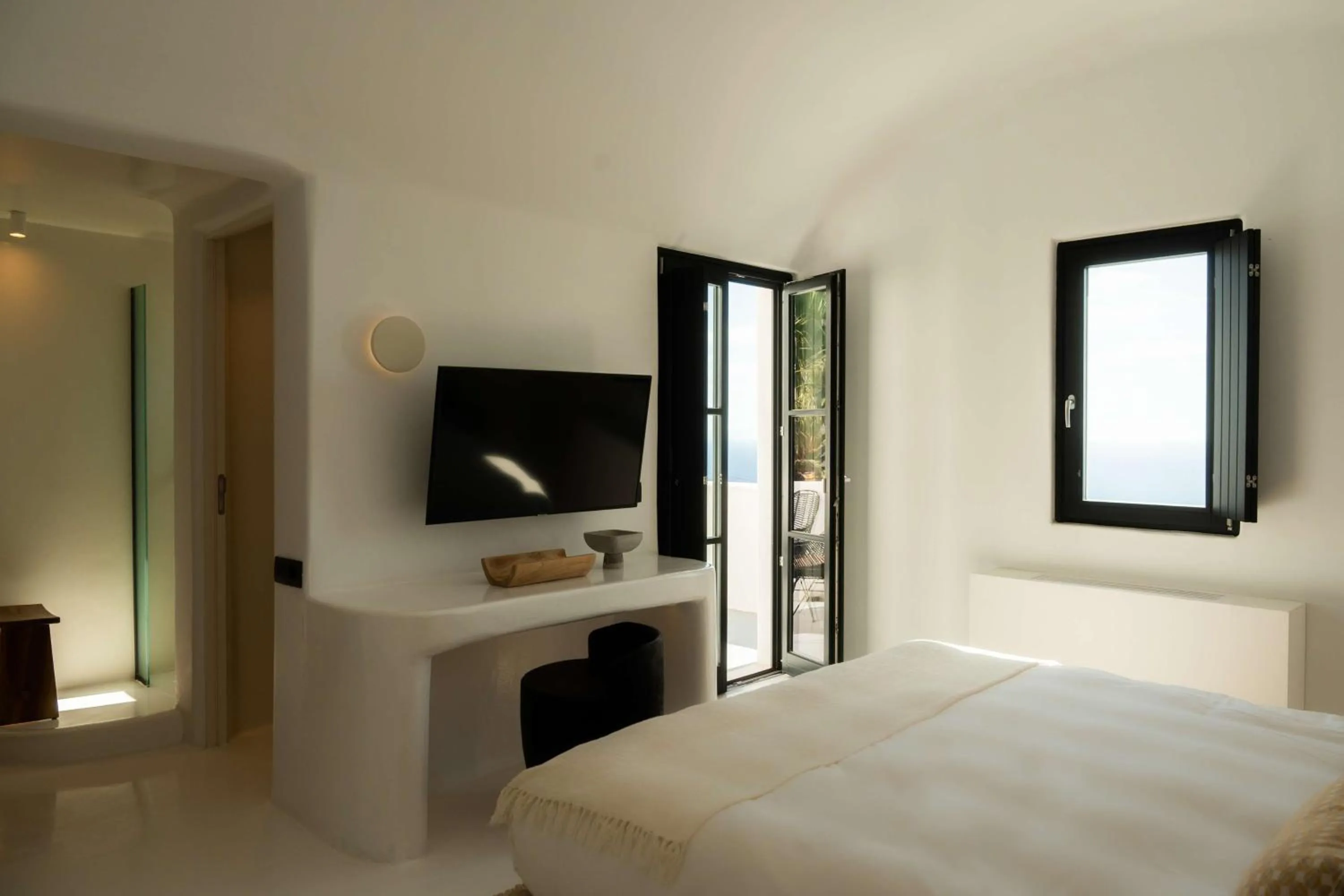 Photo of the whole room in Nobu Hotel Santorini