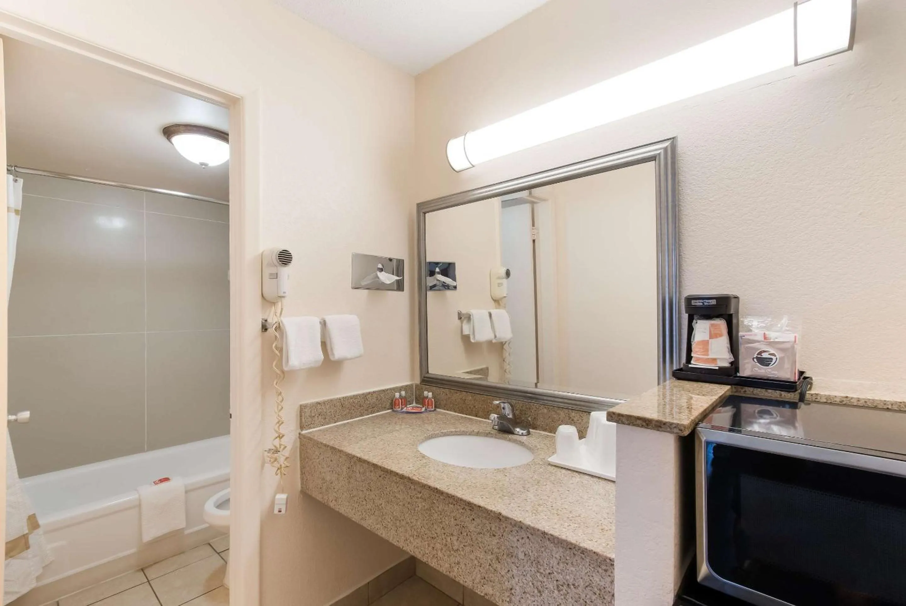 Bedroom in Econo Lodge Washington NC North