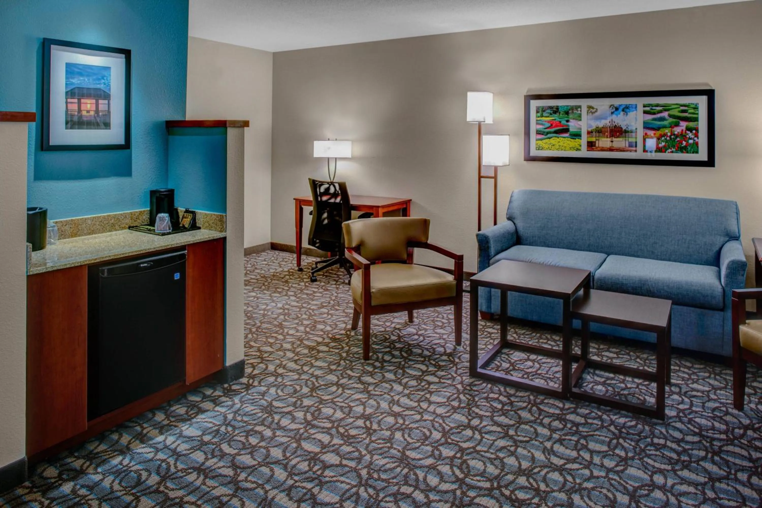 Living room in Courtyard by Marriott New Bern