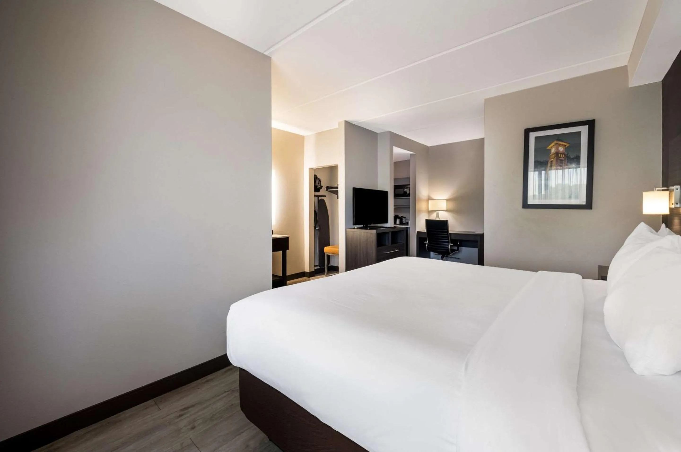 Bedroom, Bed in Comfort Suites Northlake