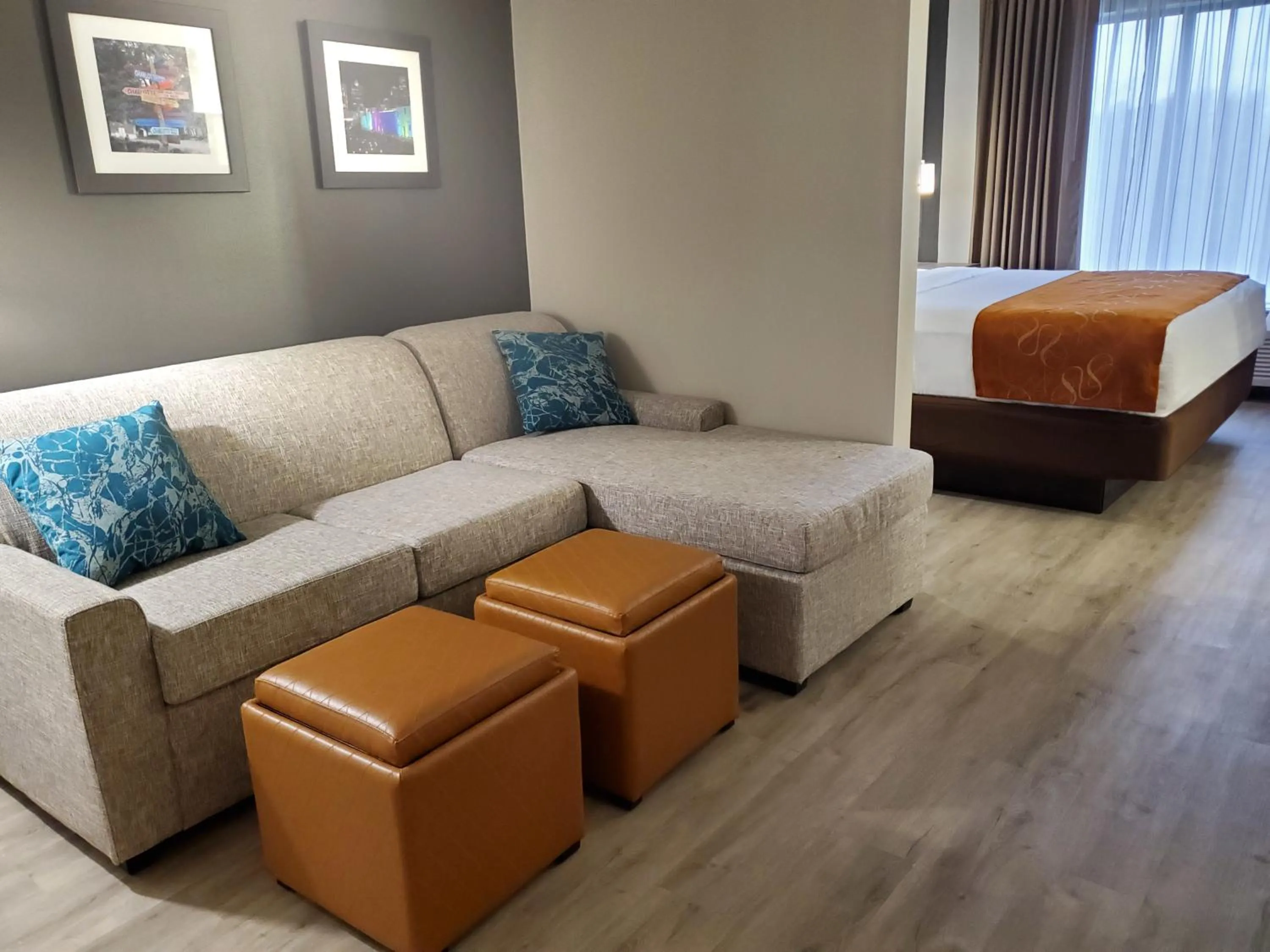 Living room, Bed in Comfort Suites Northlake