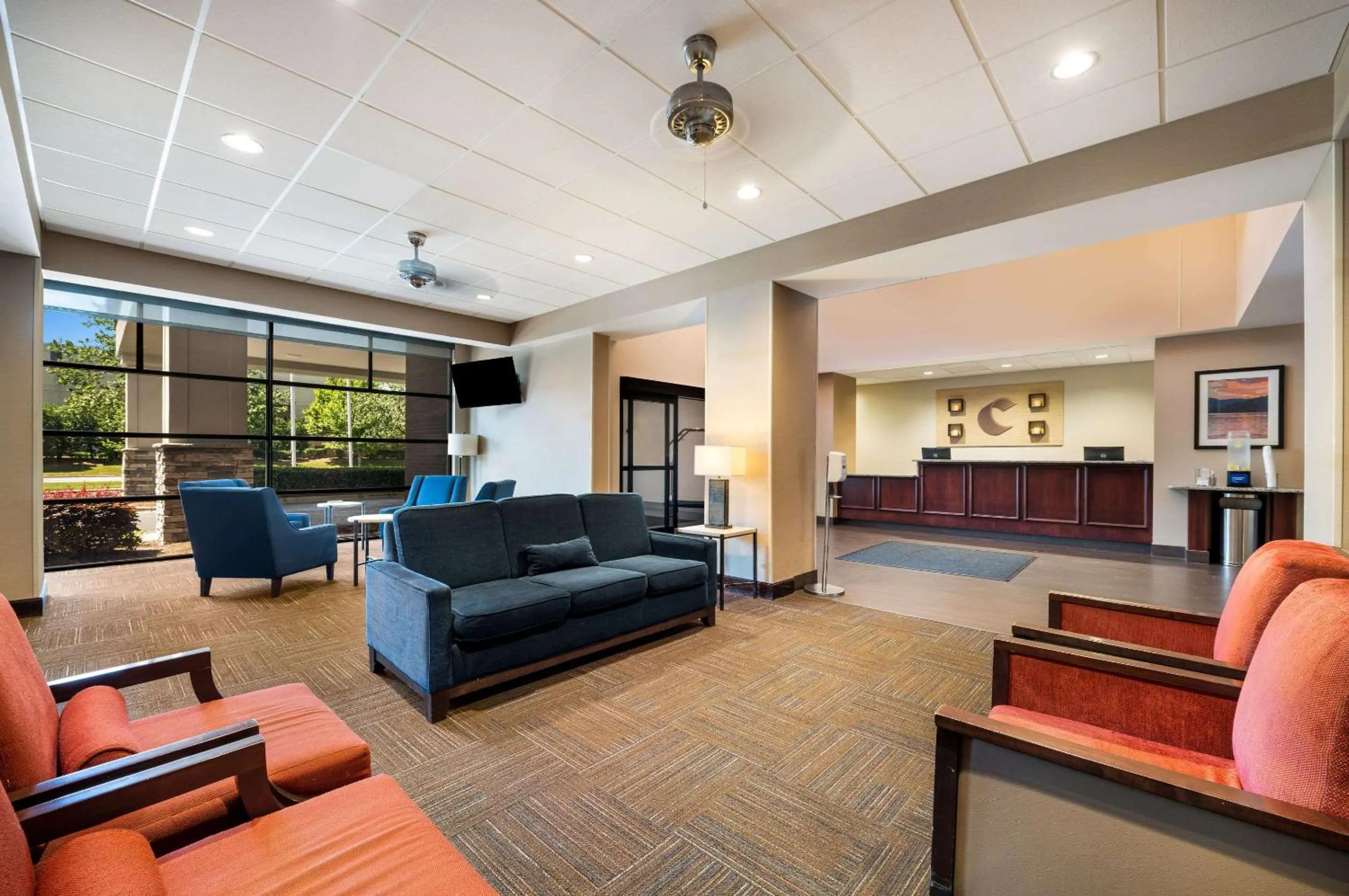 Lobby or reception in Comfort Suites Northlake