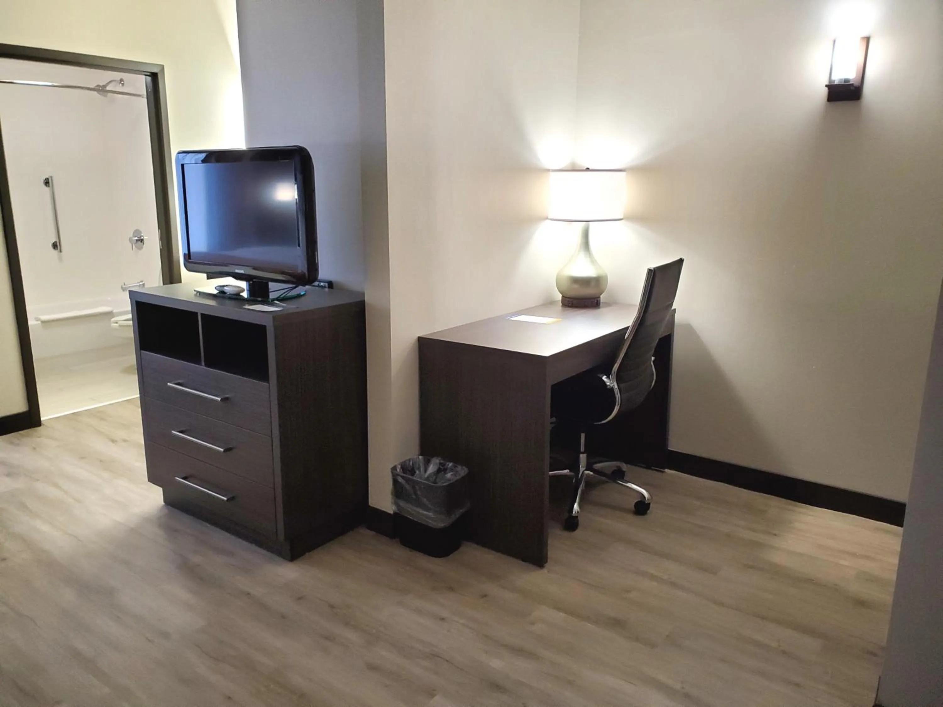 Shower in Comfort Suites Northlake