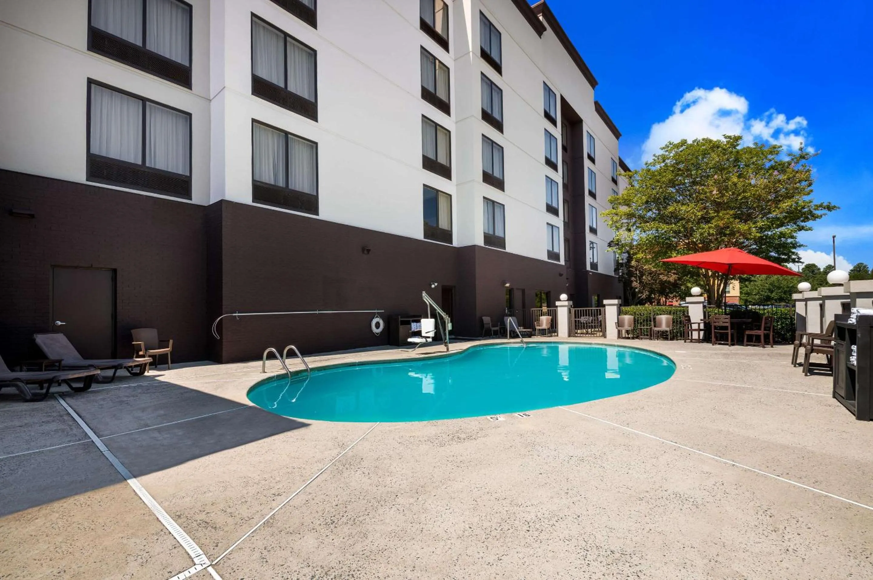 Swimming pool in Comfort Suites Northlake