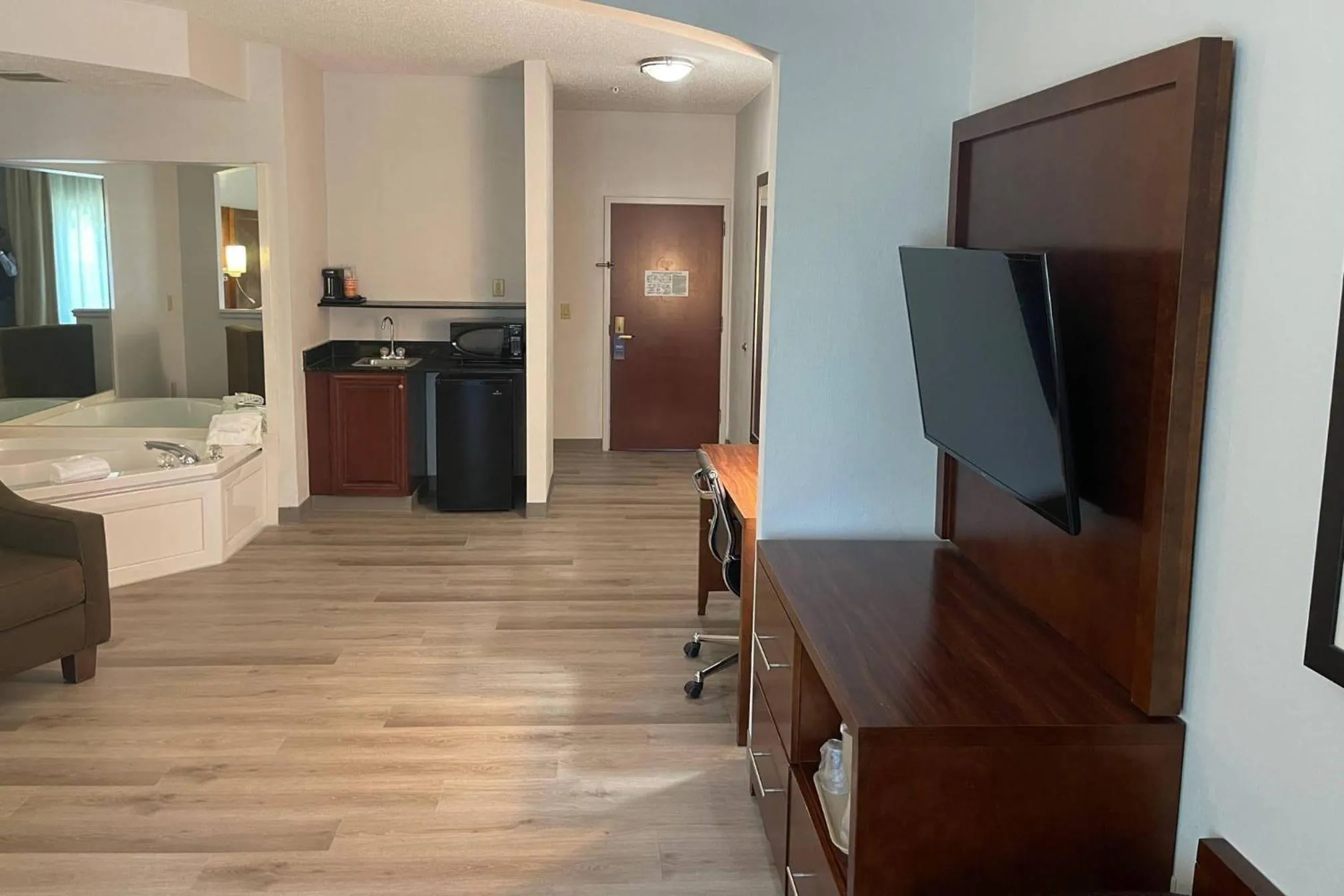 Bedroom, Bed in Comfort Suites Salisbury I-85