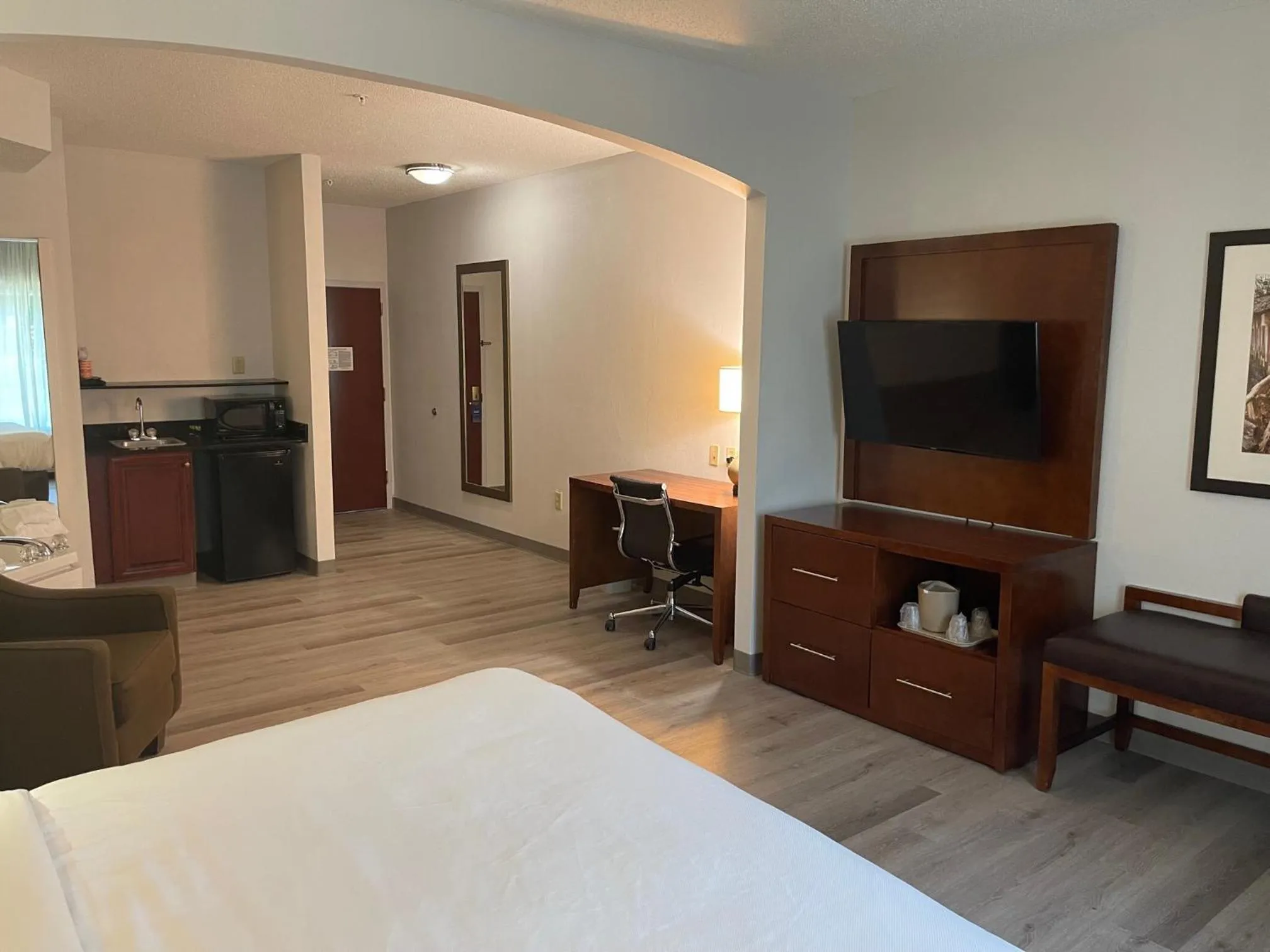 Kitchen or kitchenette, Bed in Comfort Suites Salisbury I-85
