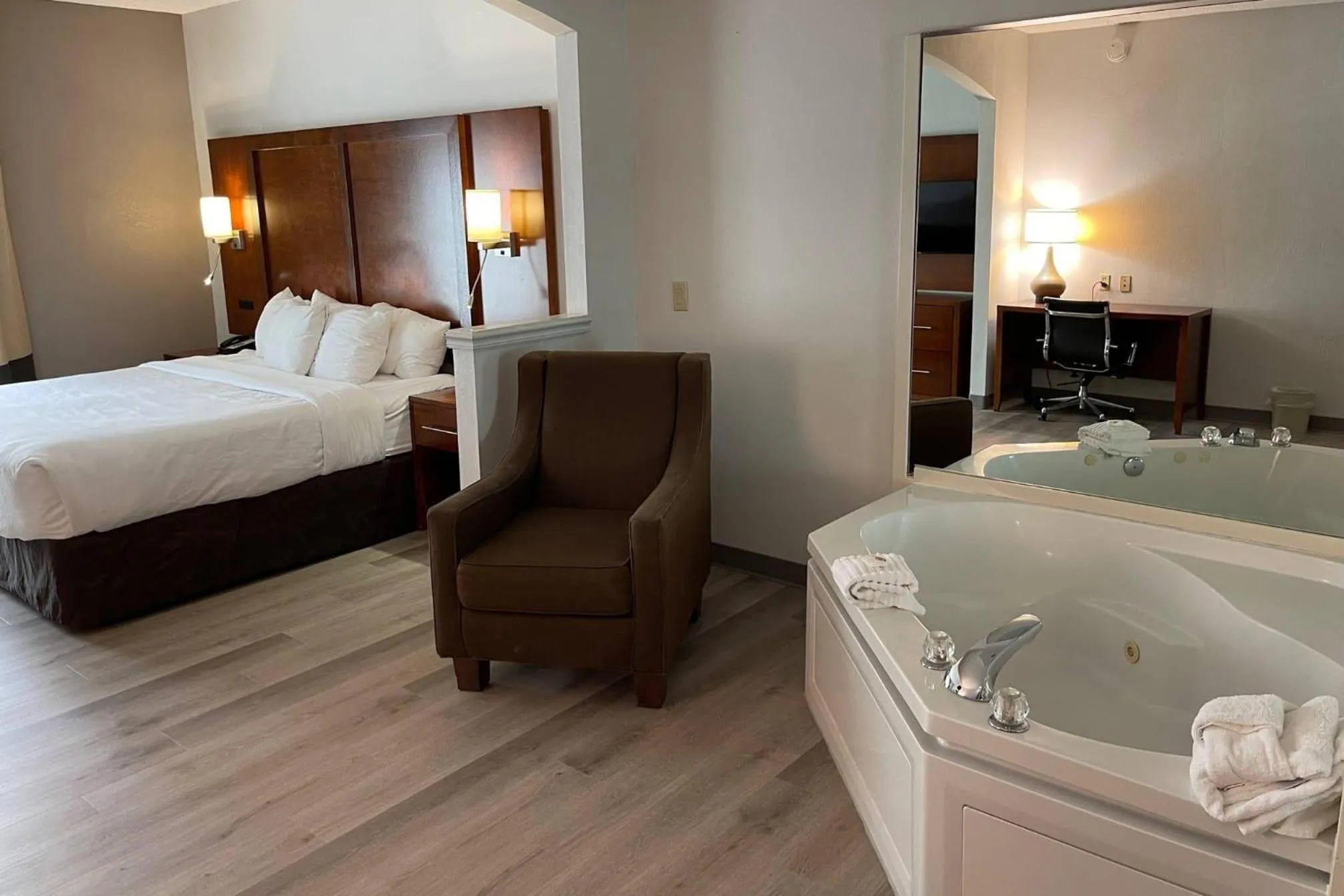 Bedroom, Bed in Comfort Suites Salisbury I-85