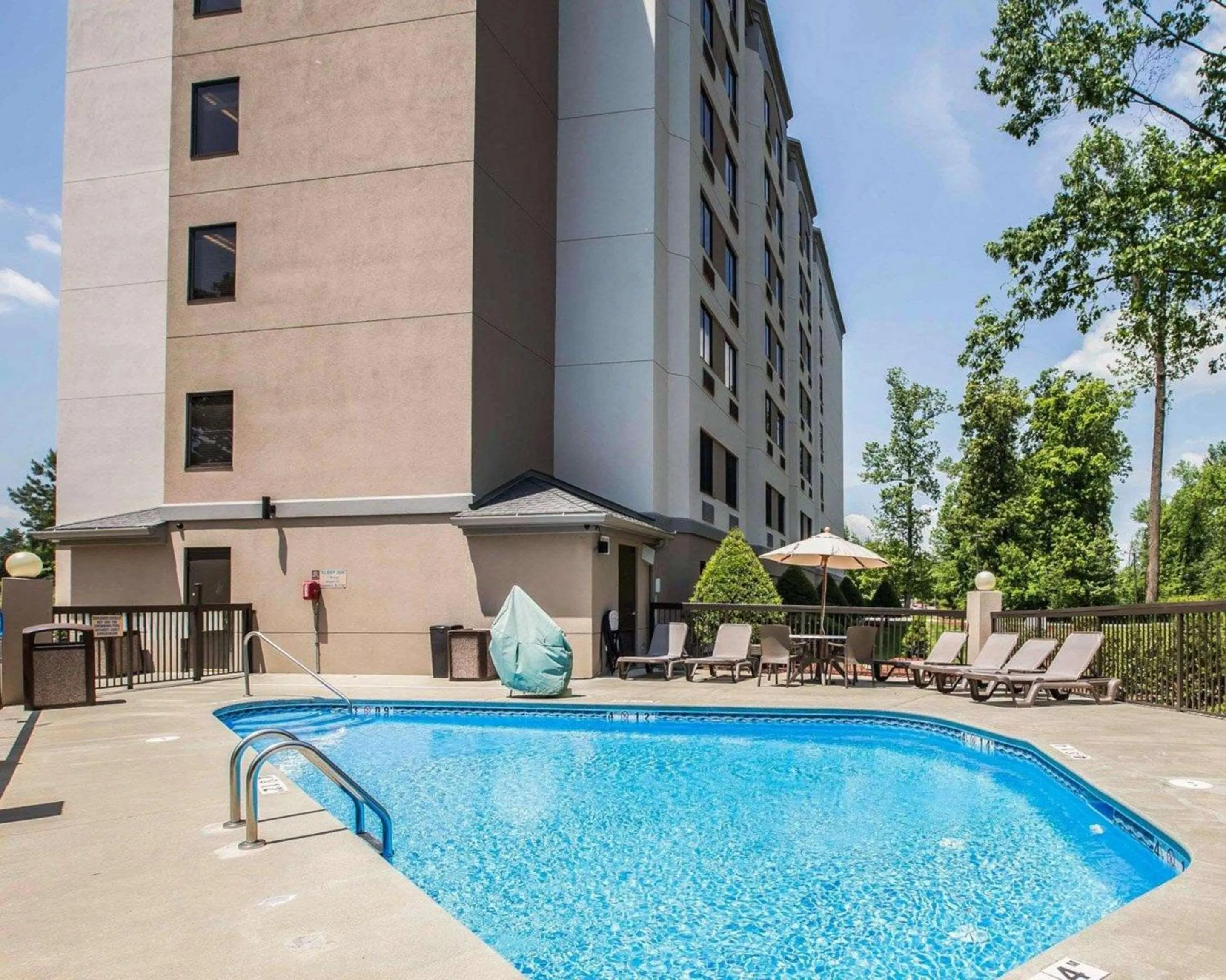 Swimming pool in Sleep Inn Greensboro Airport