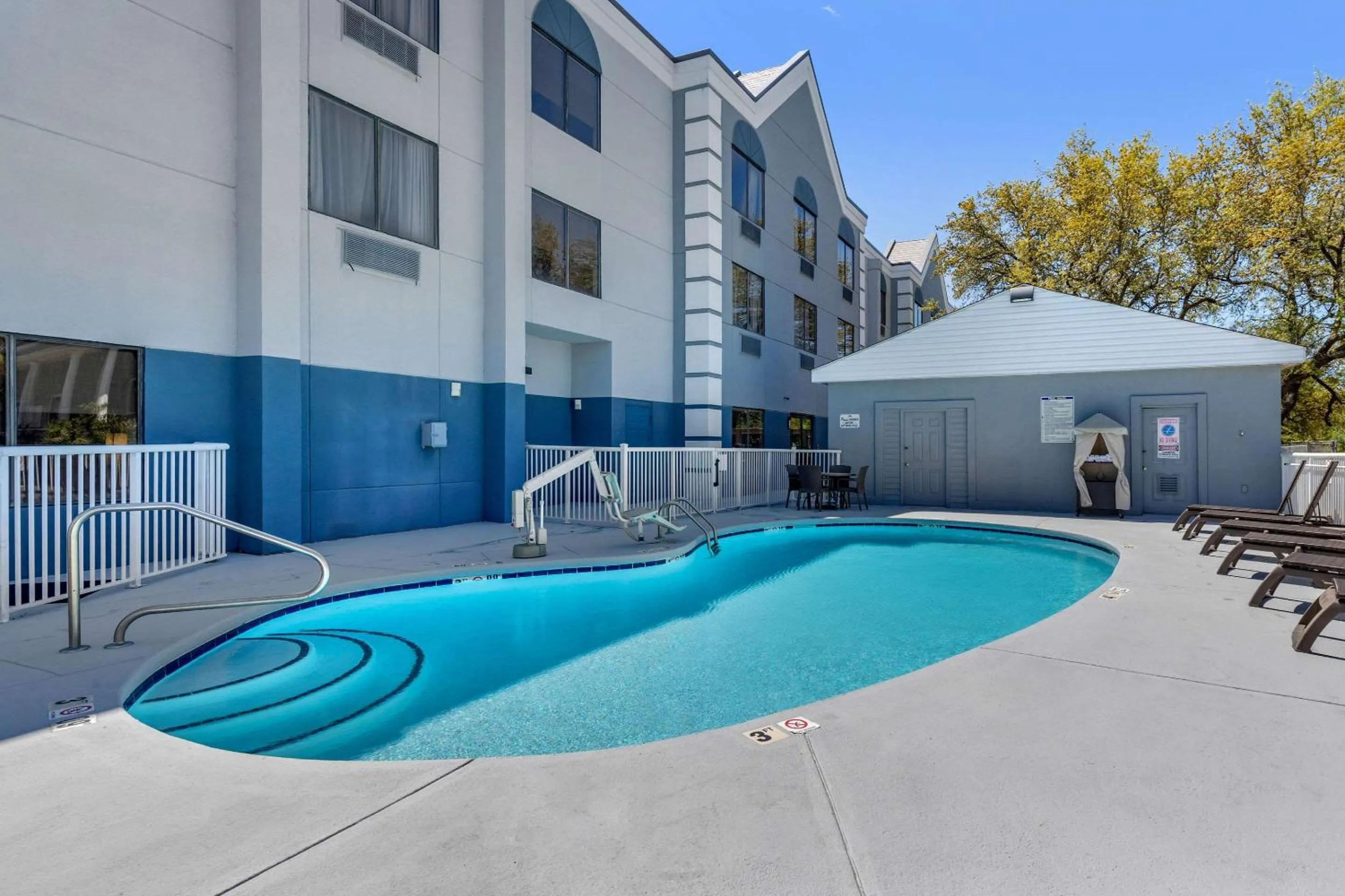 Swimming pool in Comfort Suites Southport - Oak Island
