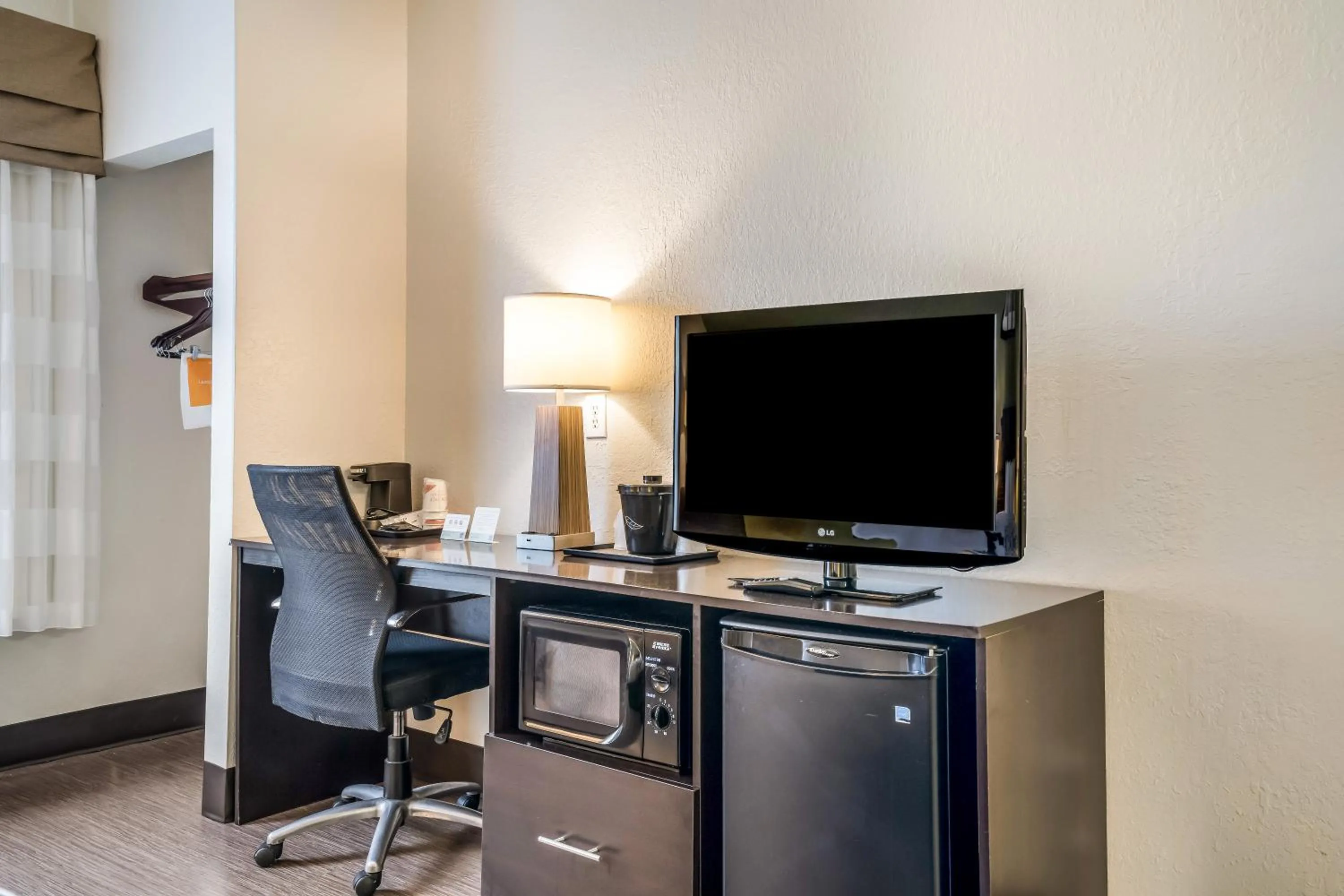 TV and multimedia in Sleep Inn & Suites Jacksonville near Camp Lejeune
