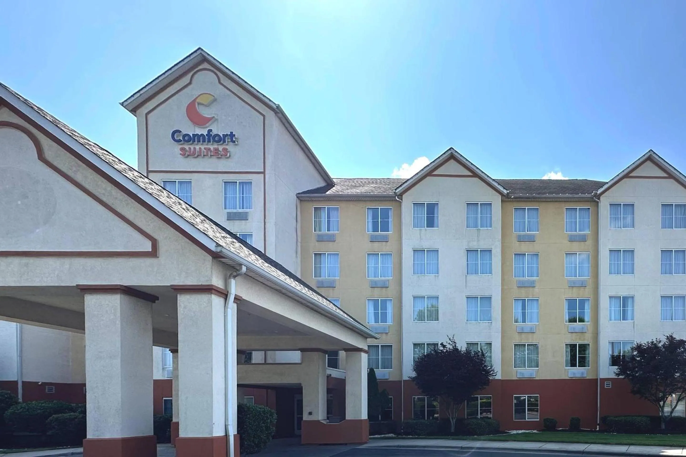 Property building in Comfort Suites Airport