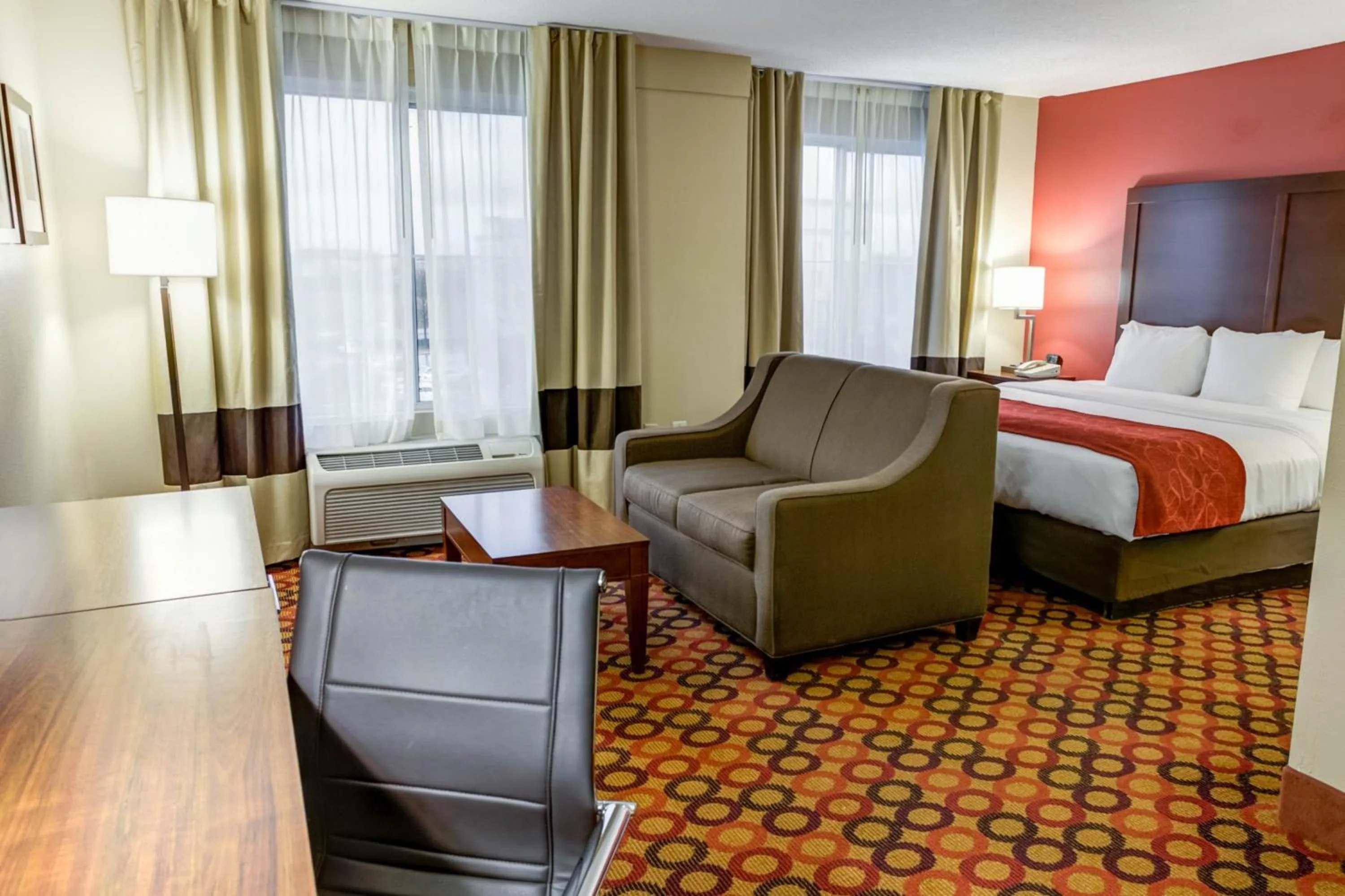 Photo of the whole room, Bed in Charlotte Suites by IHG