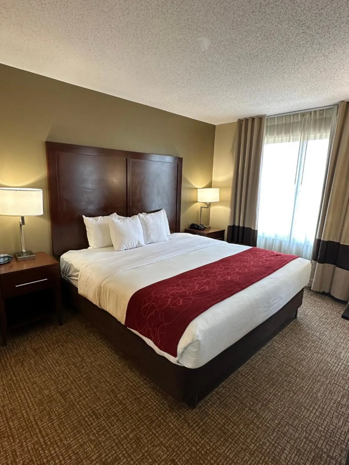 Photo of the whole room, Bed in Charlotte Suites by IHG