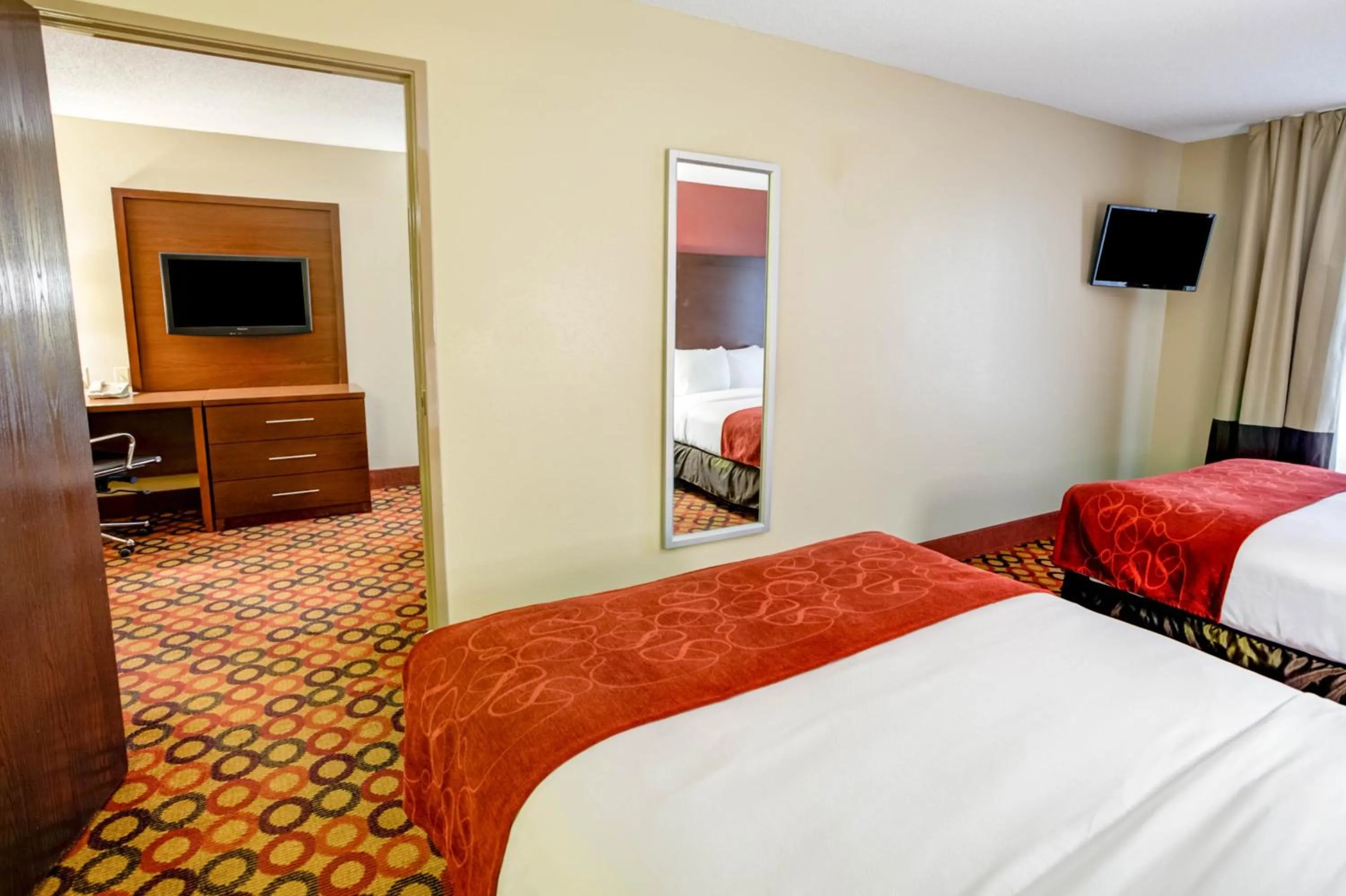 Photo of the whole room, Bed in Charlotte Suites by IHG