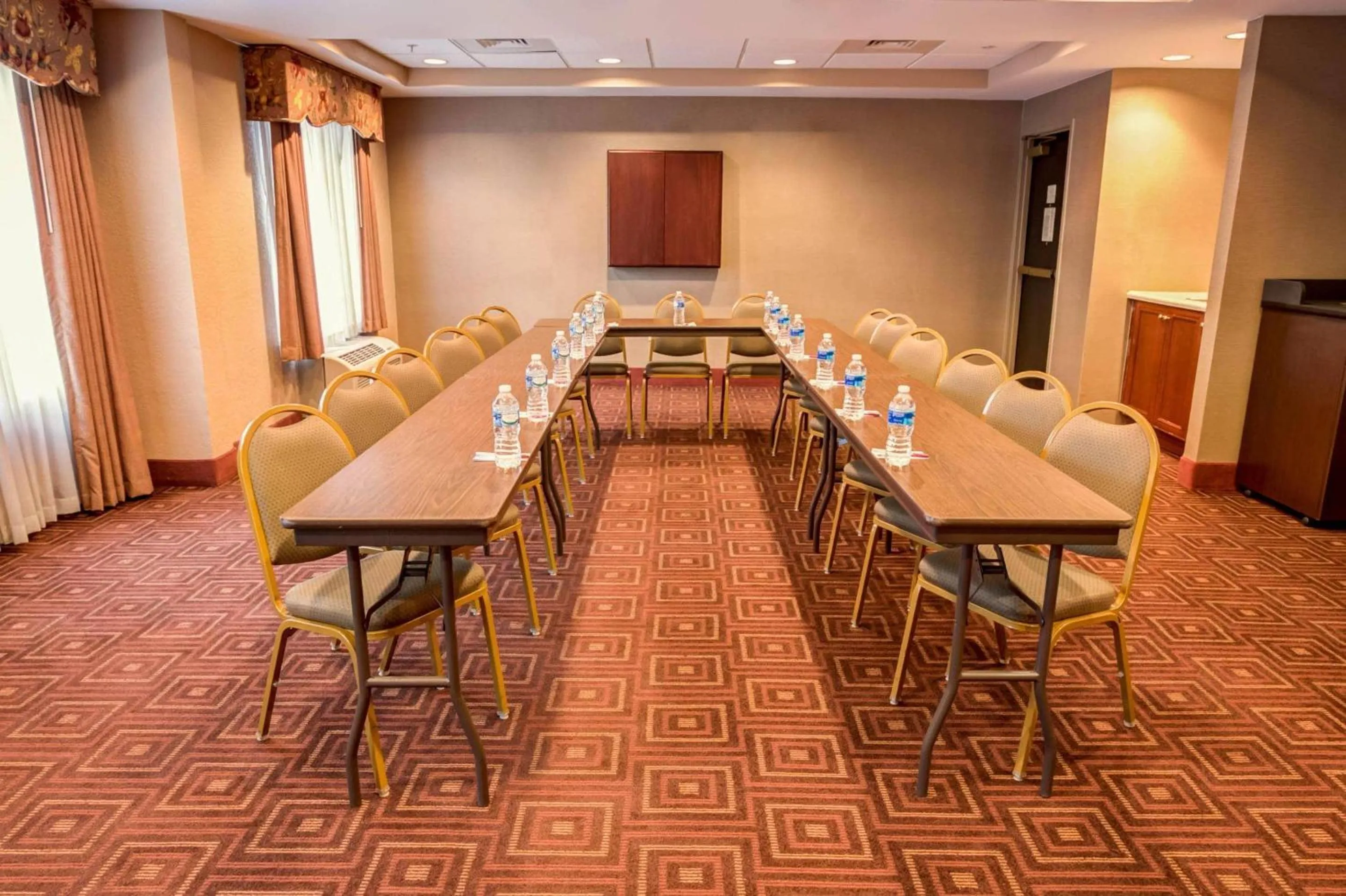 Meeting/conference room in Concord Suites by IHG
