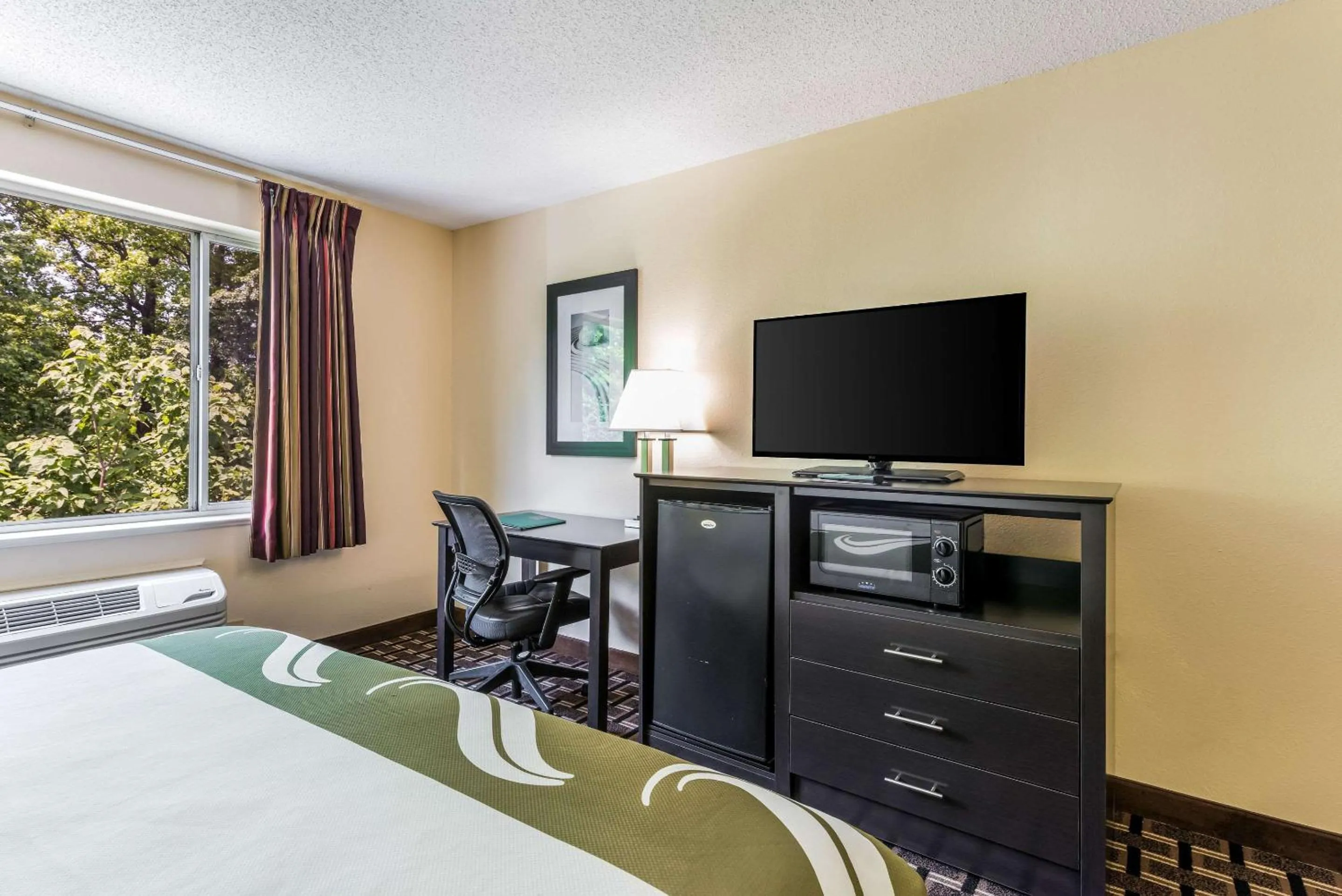 Photo of the whole room, Bed in Quality Inn Huntersville near Lake Norman