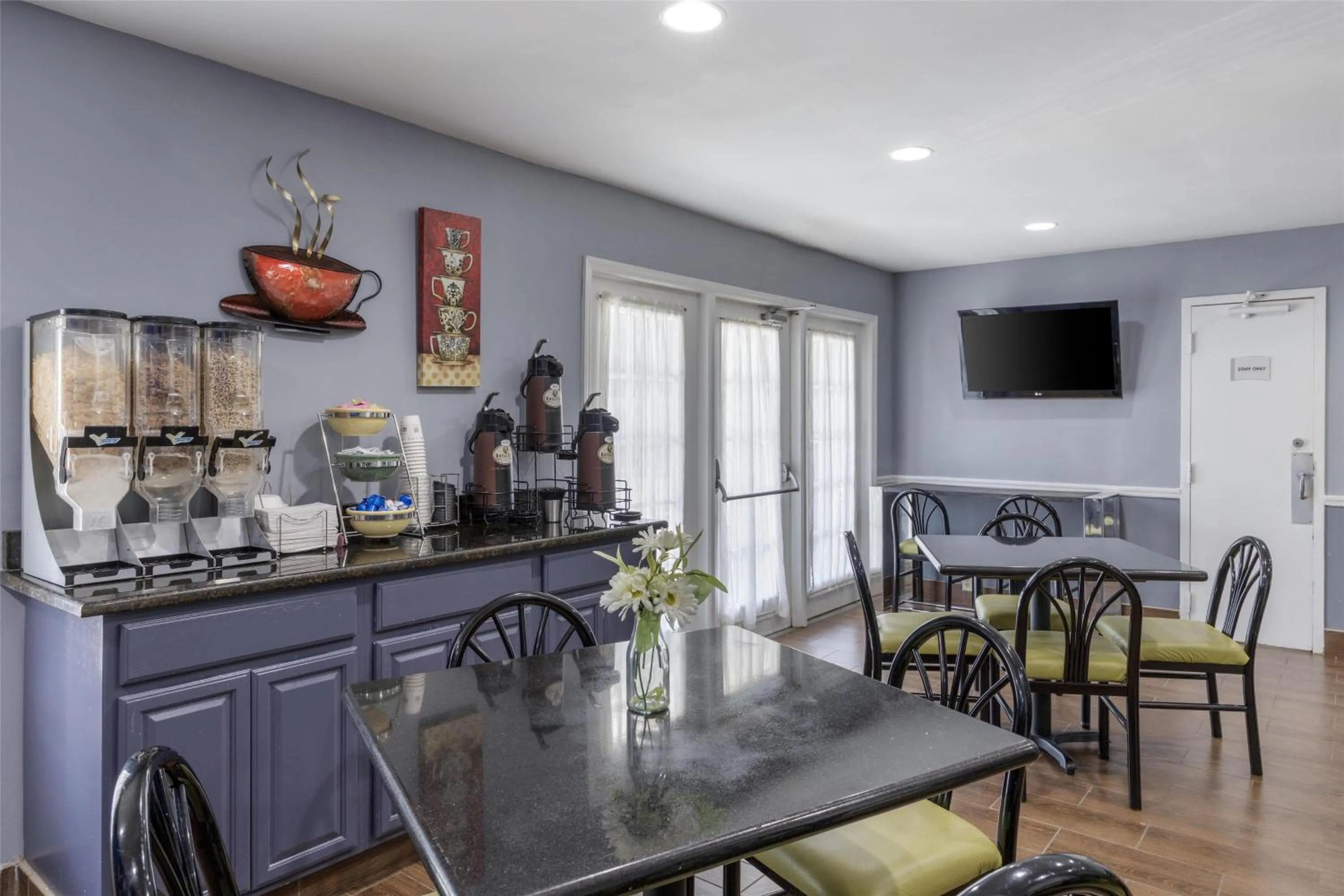 Restaurant/places to eat in SureStay Plus Hotel by Best Western Asheboro