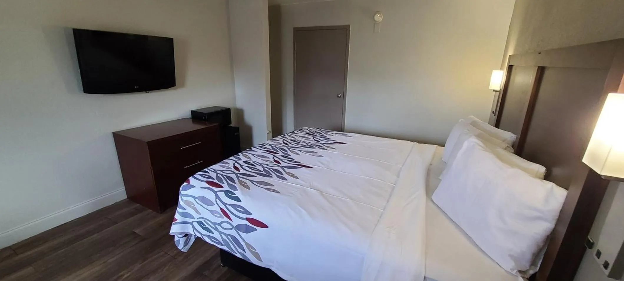 Photo of the whole room, Bed in Econo Lodge Sanford NC