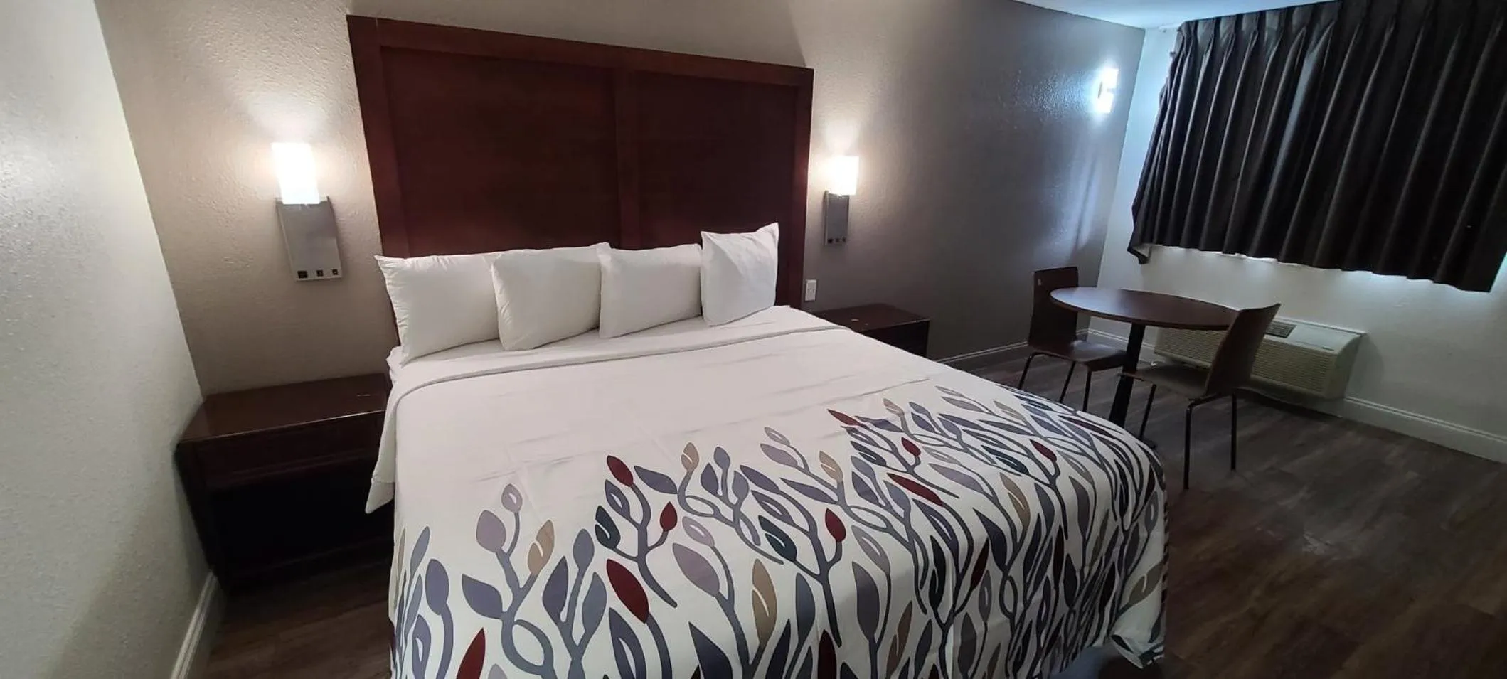 Photo of the whole room, Bed in Econo Lodge Sanford NC