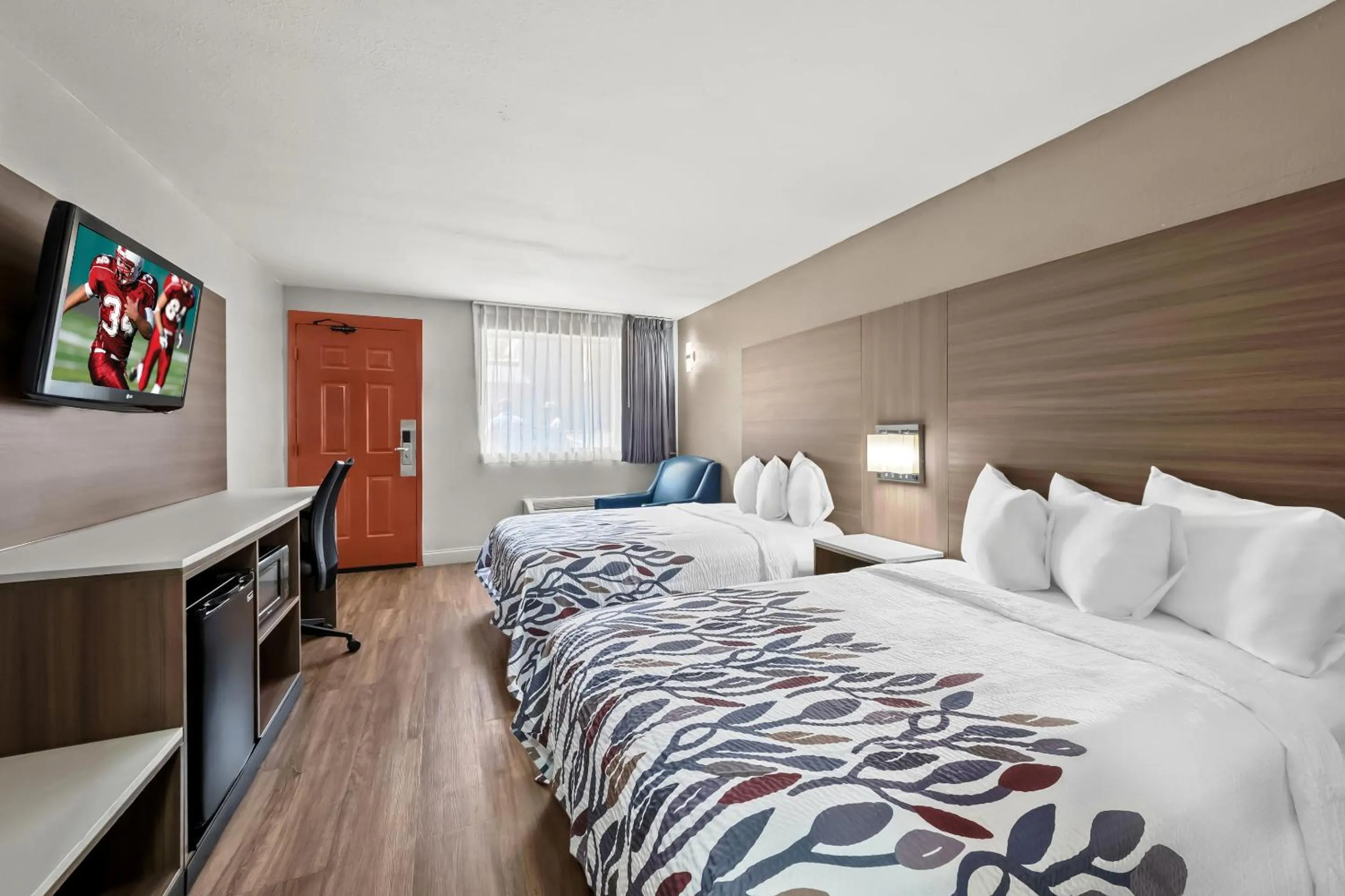 Photo of the whole room, Bed in Red Roof Inn Sanford