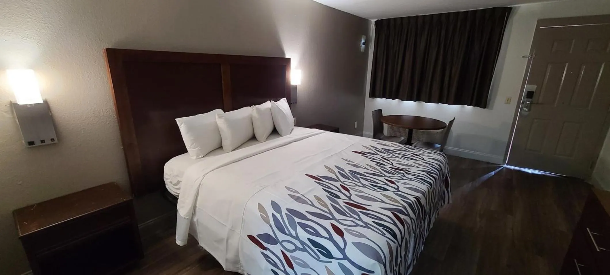 Photo of the whole room, Bed in Econo Lodge Sanford NC