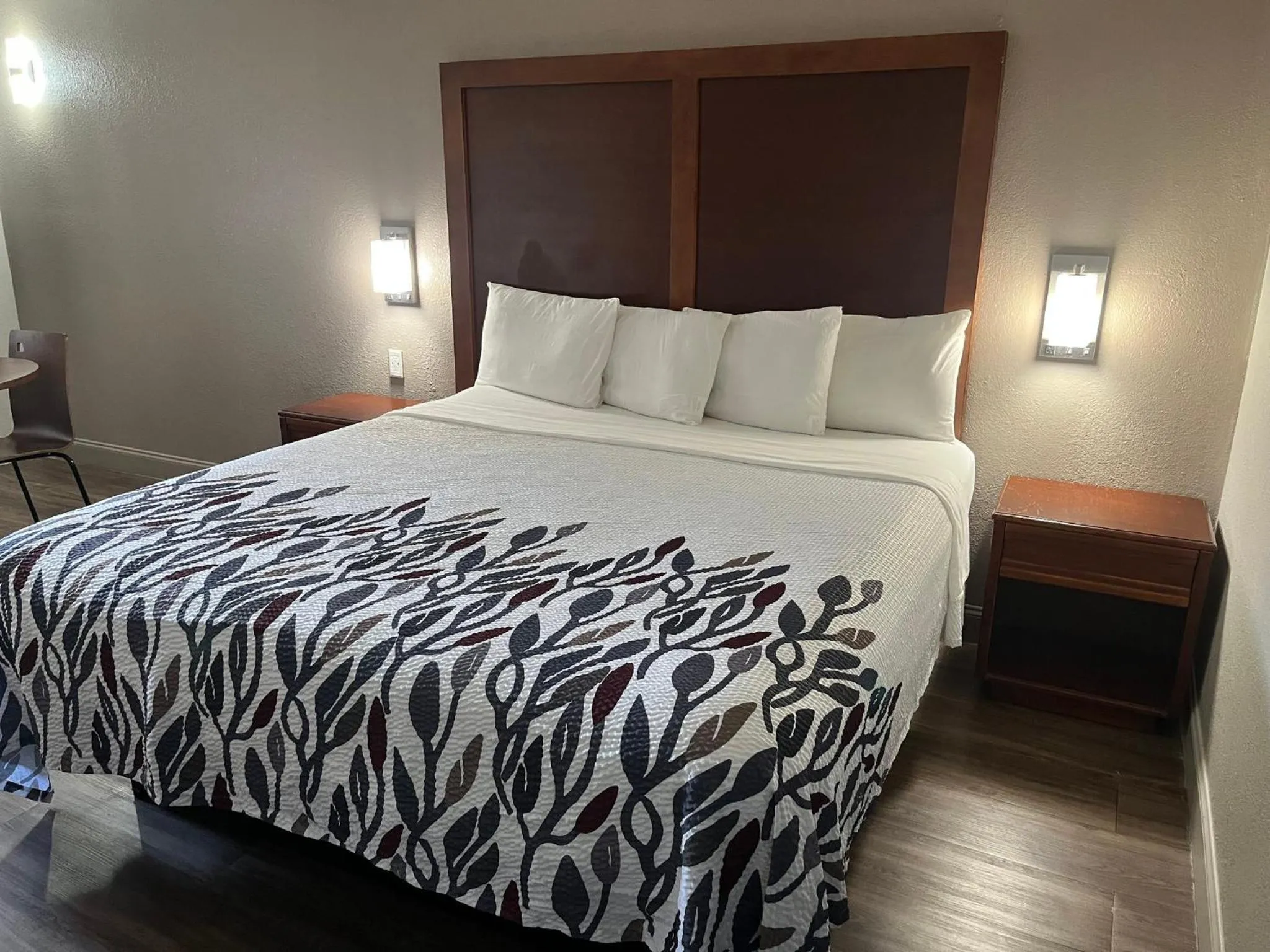 Photo of the whole room, Bed in Econo Lodge Sanford NC