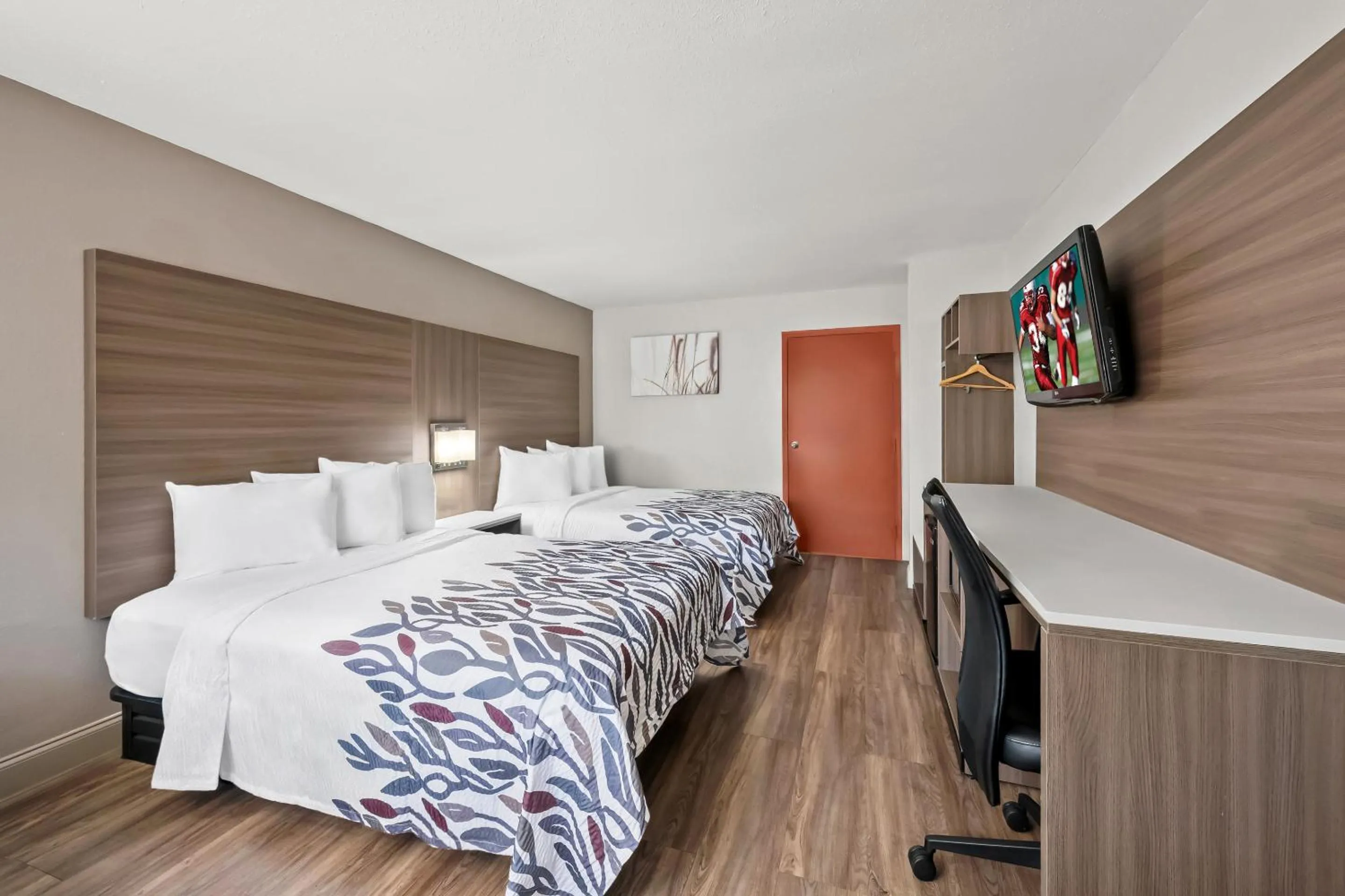 Photo of the whole room, Bed in Red Roof Inn Sanford