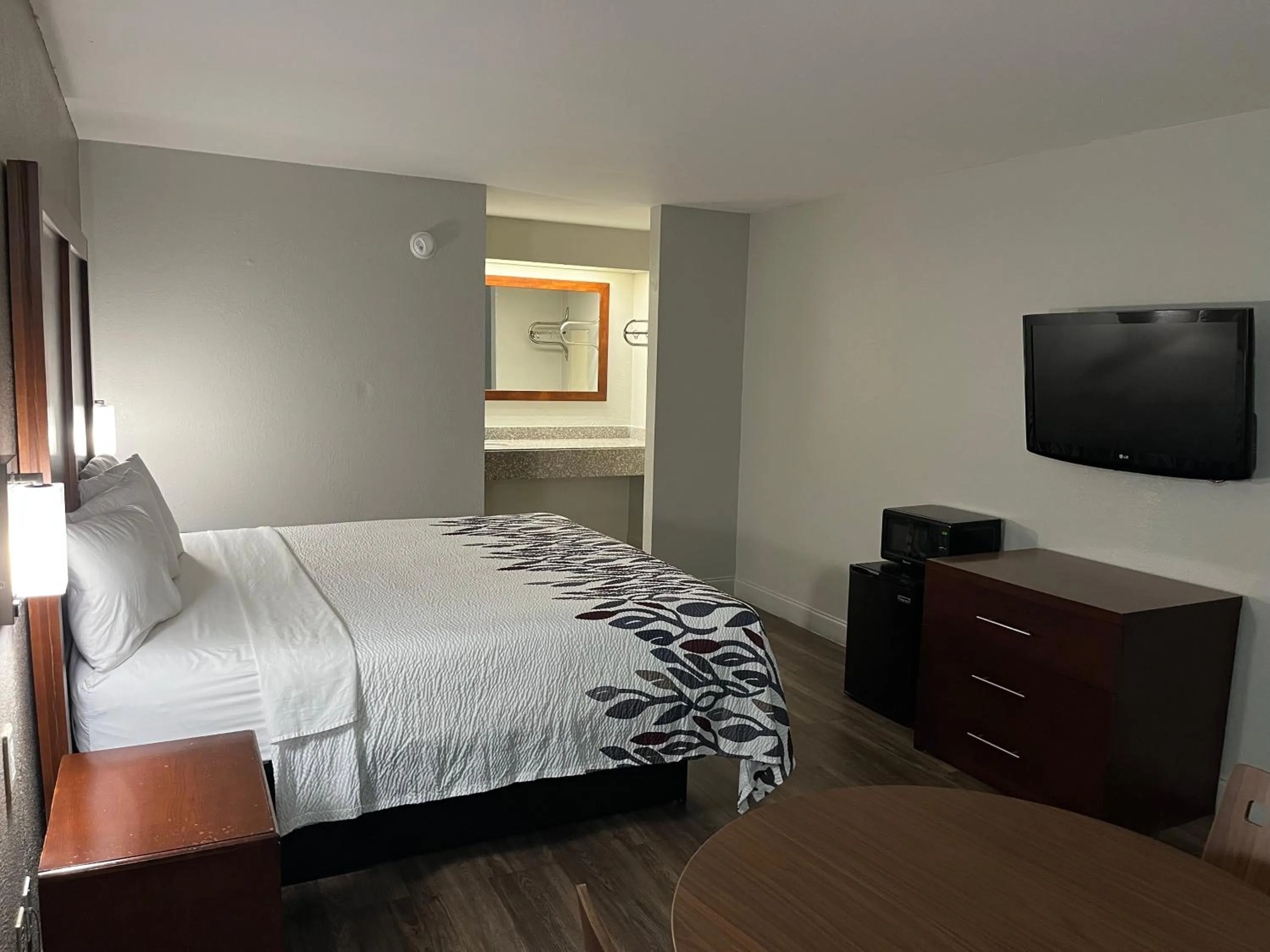 Bedroom, Bed in Econo Lodge Sanford NC