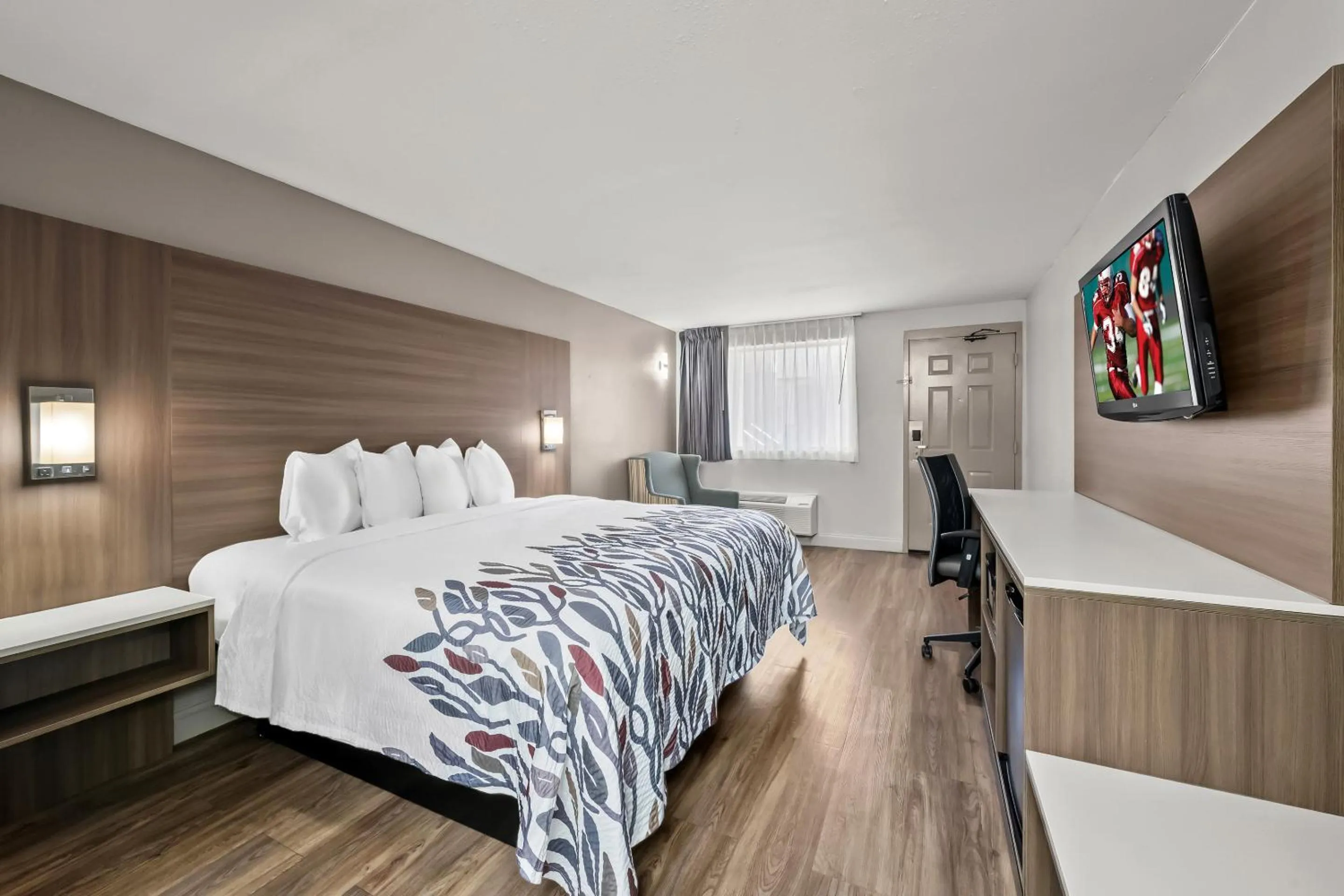 Photo of the whole room, Bed in Red Roof Inn Sanford