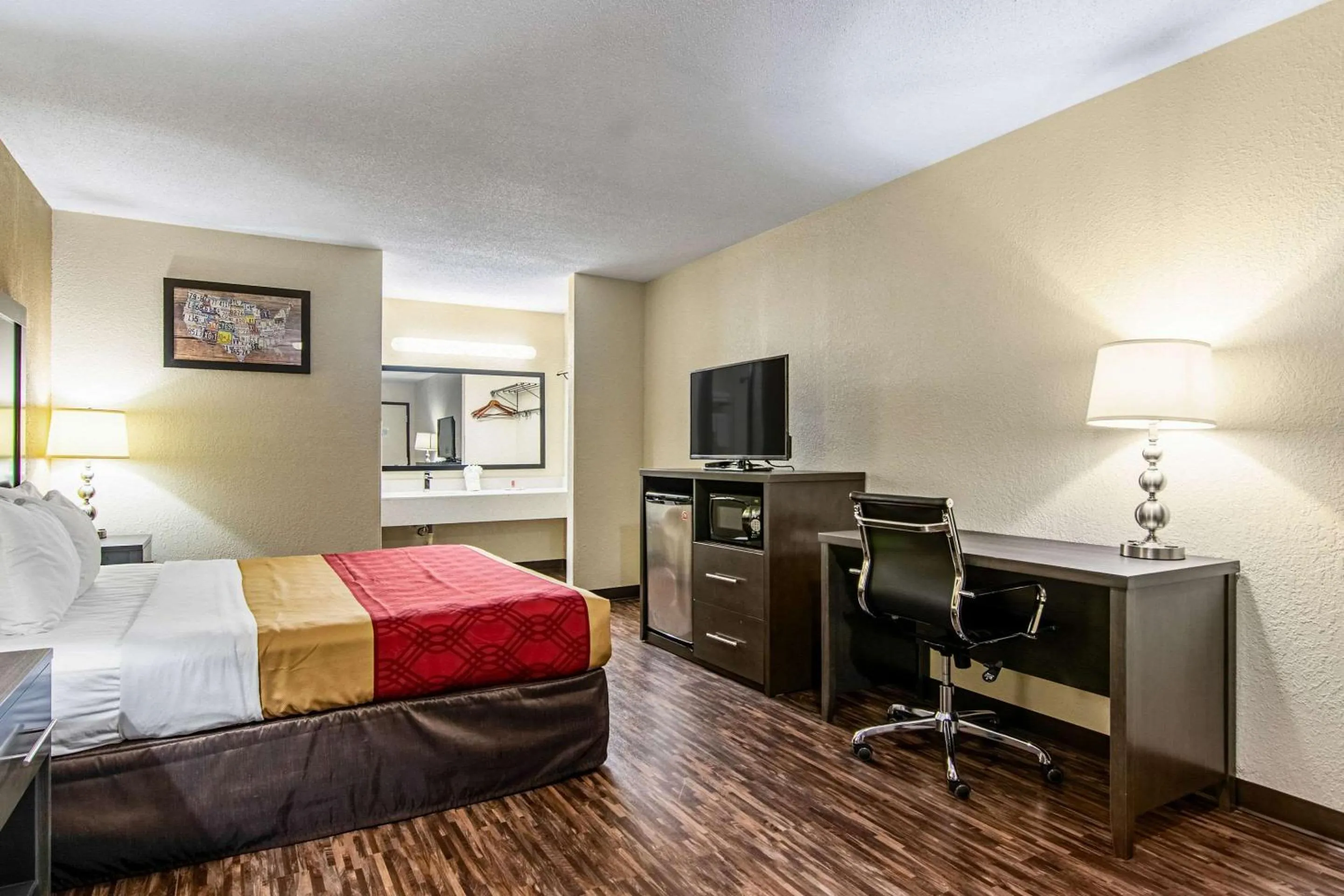 Bedroom, Bed in Econo Lodge Inn & Suites Matthews - Charlotte